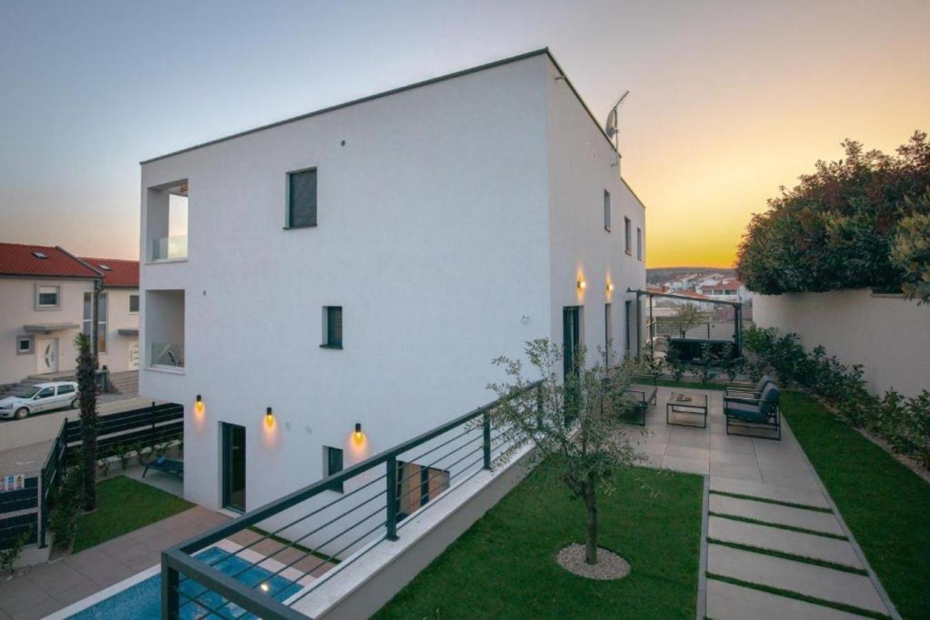 Annabel's Luxury Apartment with private pool, jacuzzi and sauna