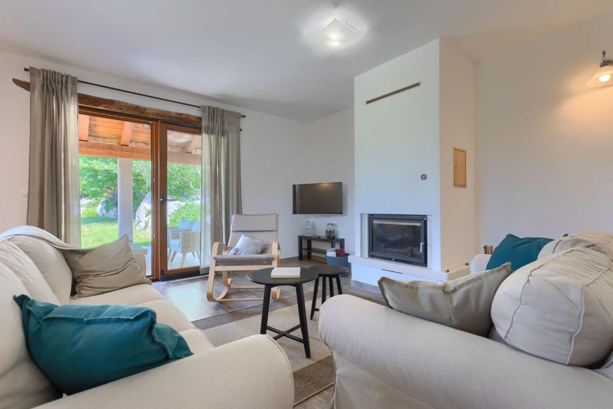 Family Casa Ida with pool and grill in Groznjan view 3