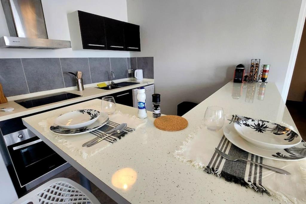 Friar's beach - Luxurious unit by the beach view 3