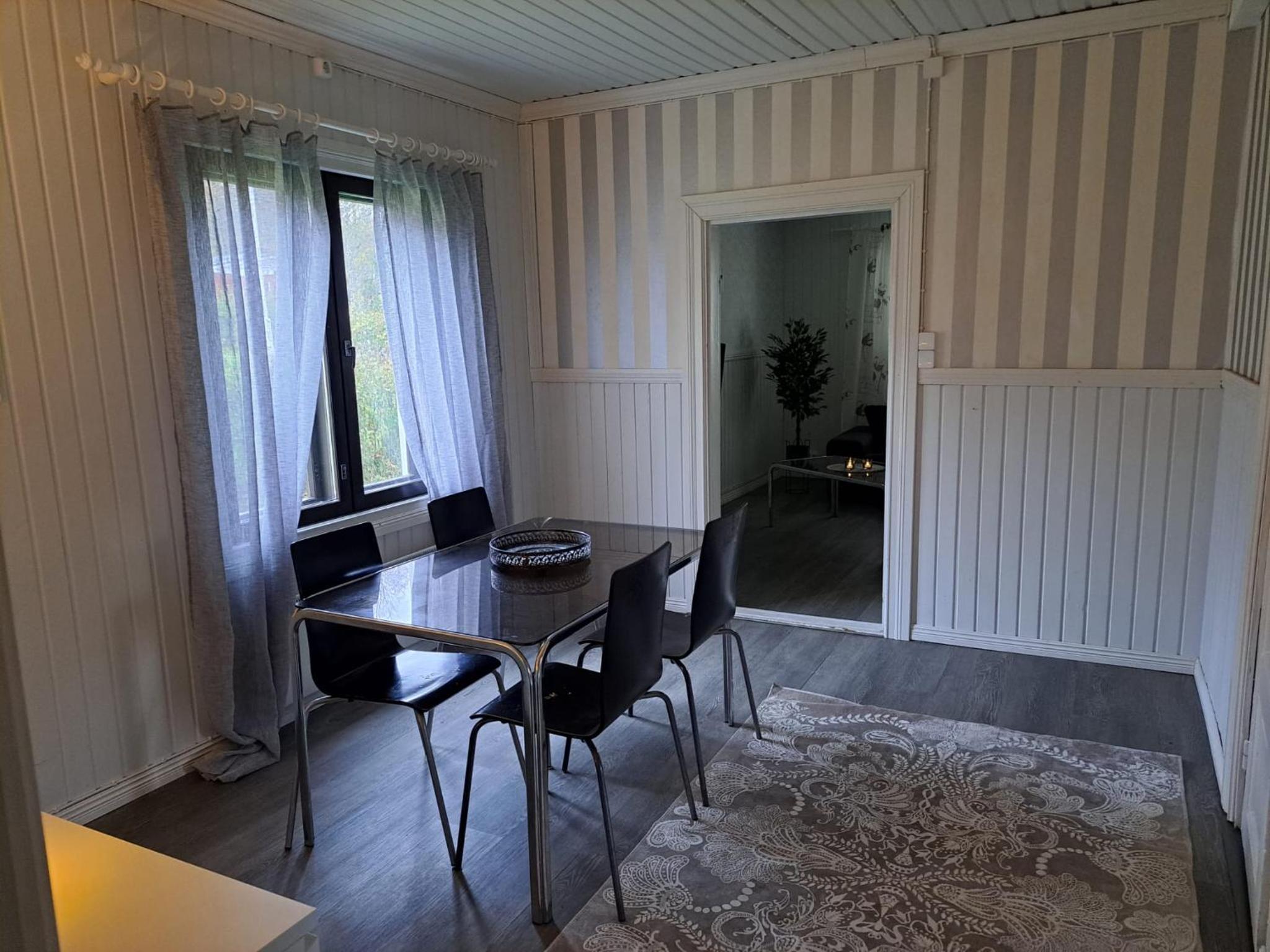 Omakotitalo omalla isolla pihalla, keskustassa