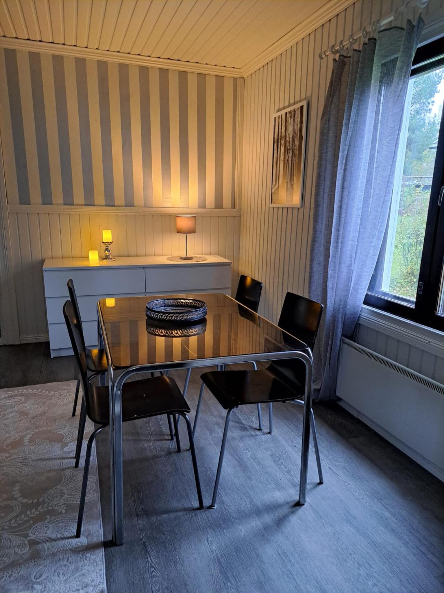 Omakotitalo omalla isolla pihalla, keskustassa