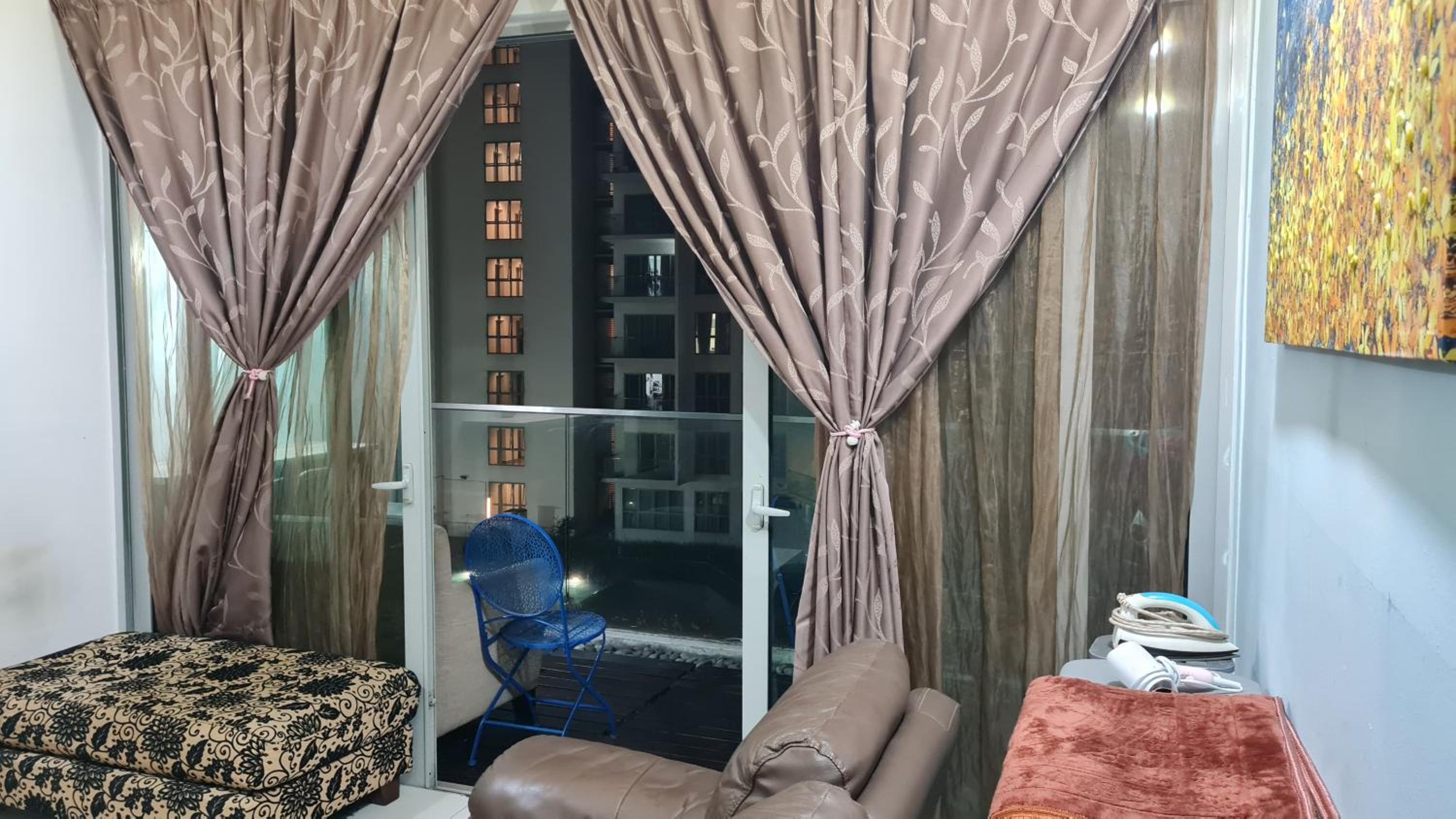Hostel At Regalia Sky Pool