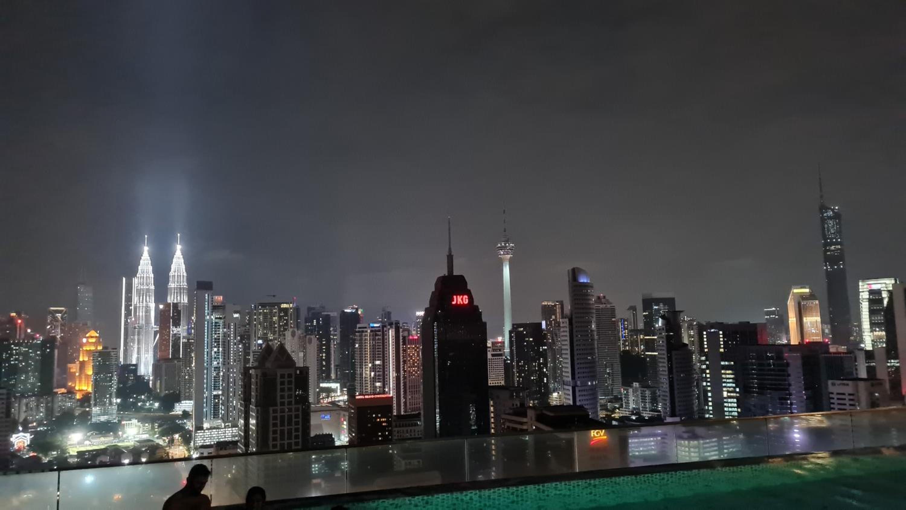 Hostel At Regalia Sky Pool