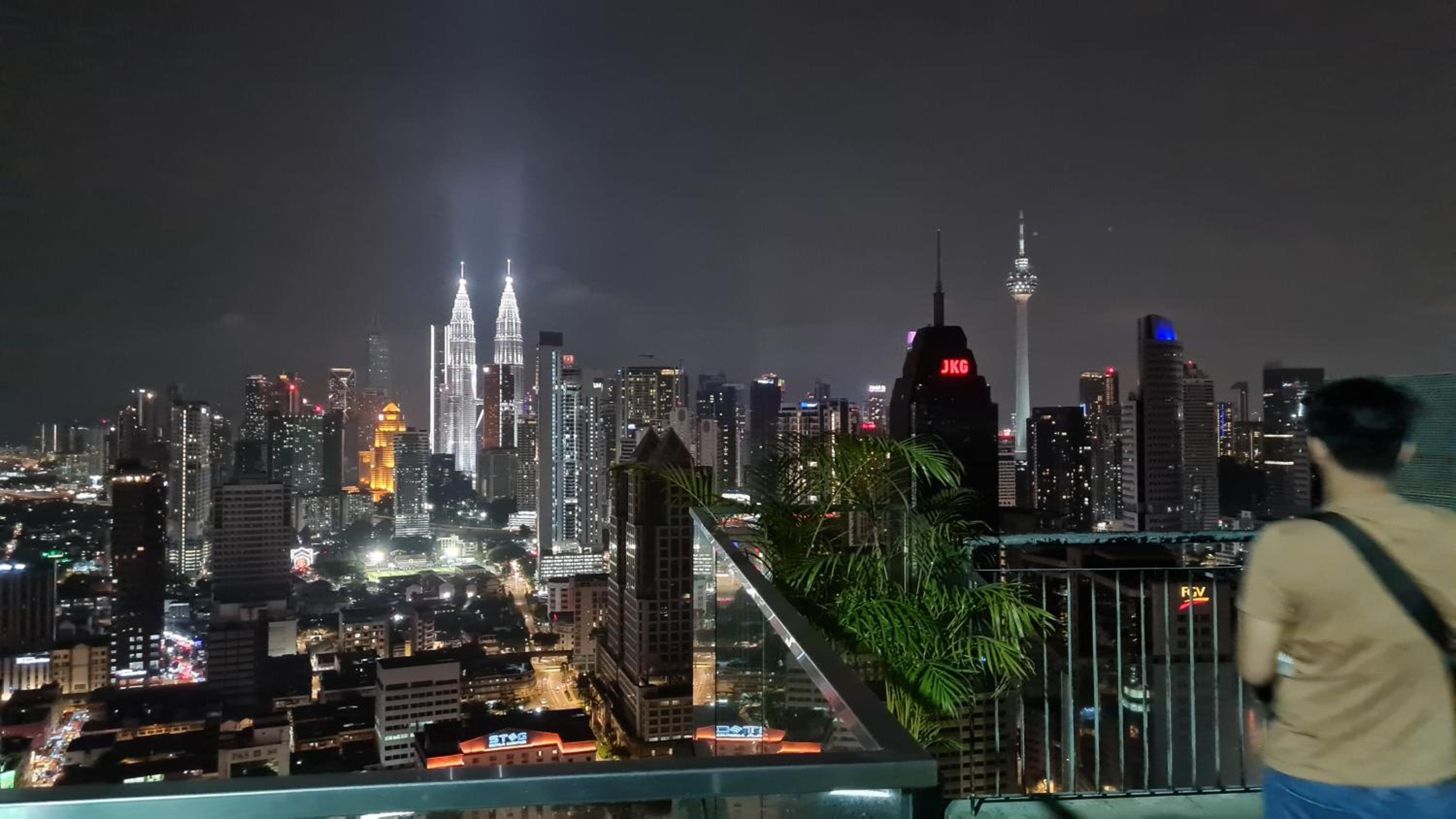 Hostel At Regalia Sky Pool