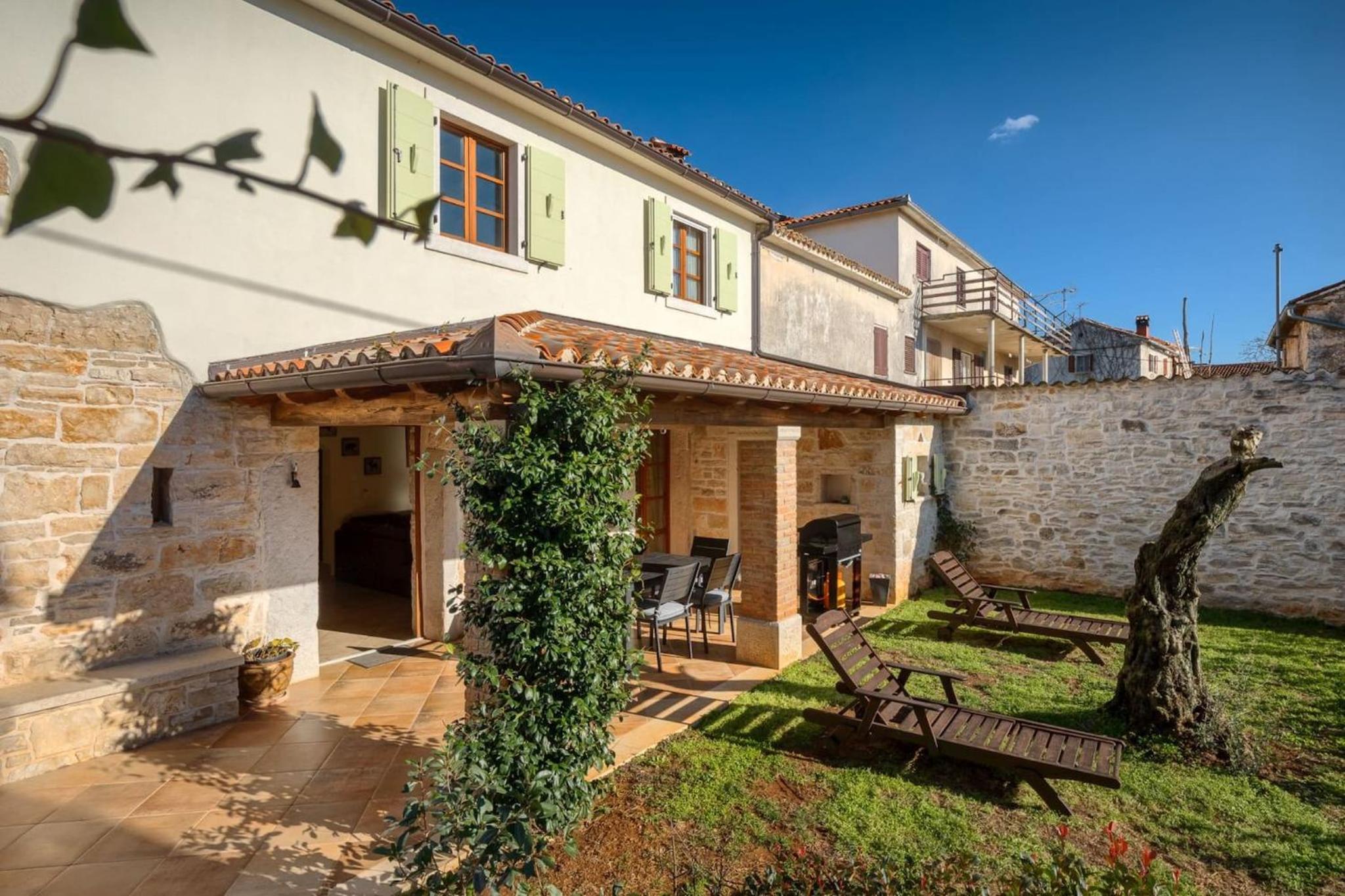 Rustic villa Banko with grill in Tinjan