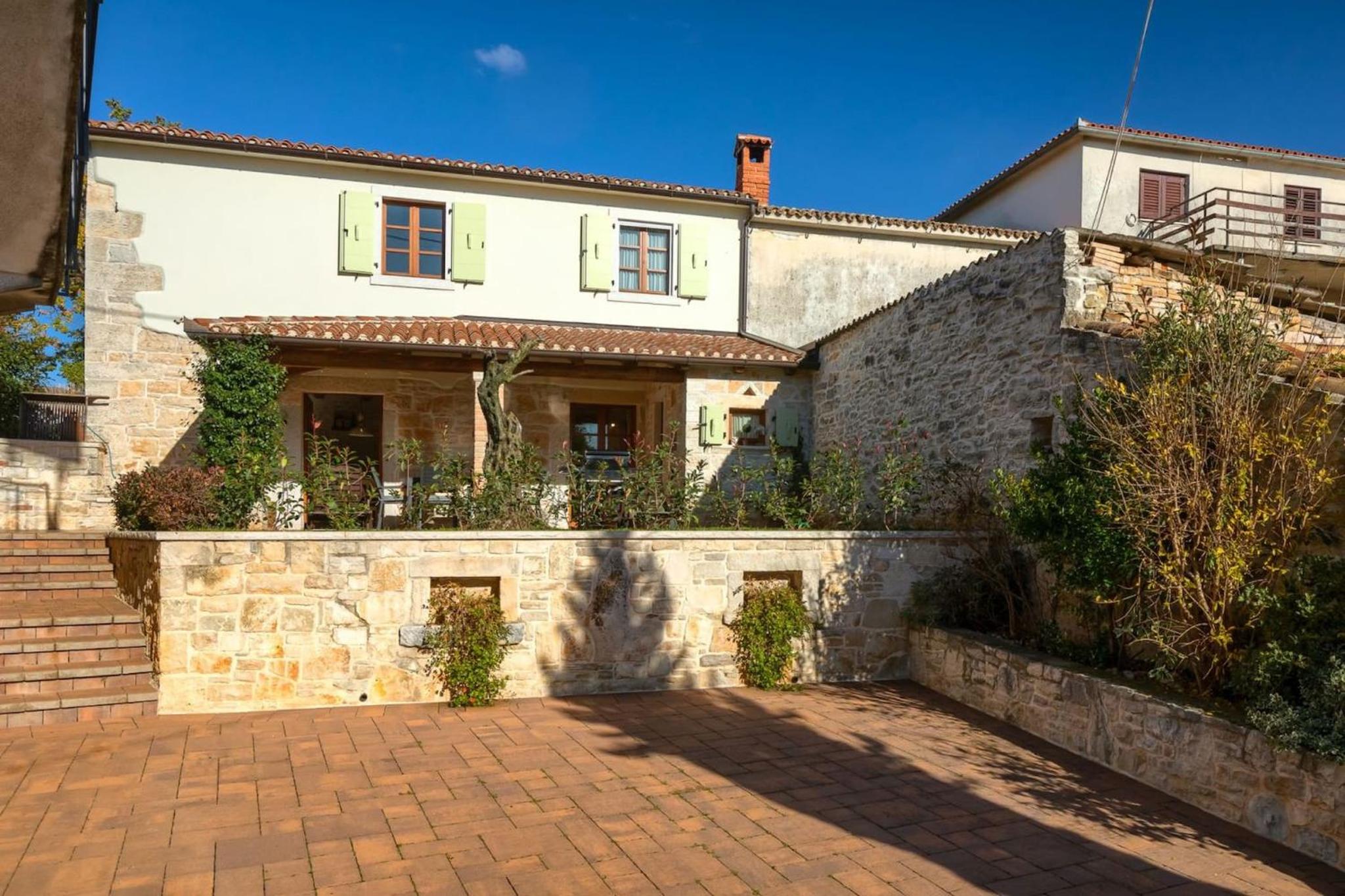 Rustic villa Banko with grill in Tinjan