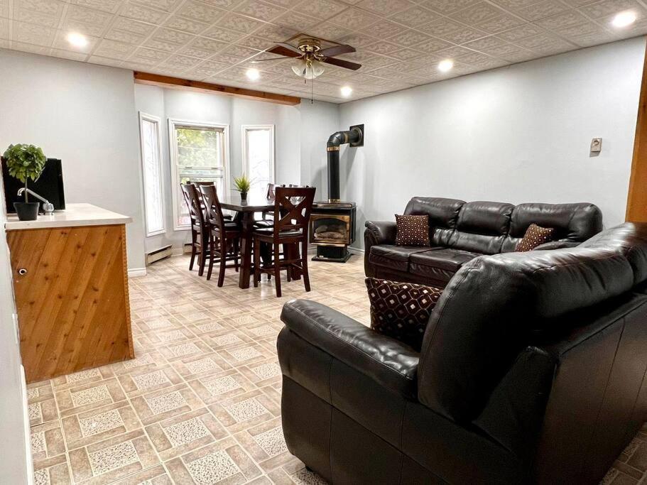 3 bedroom house in Downtown Trenton with 3 car and 1 trailer parking
