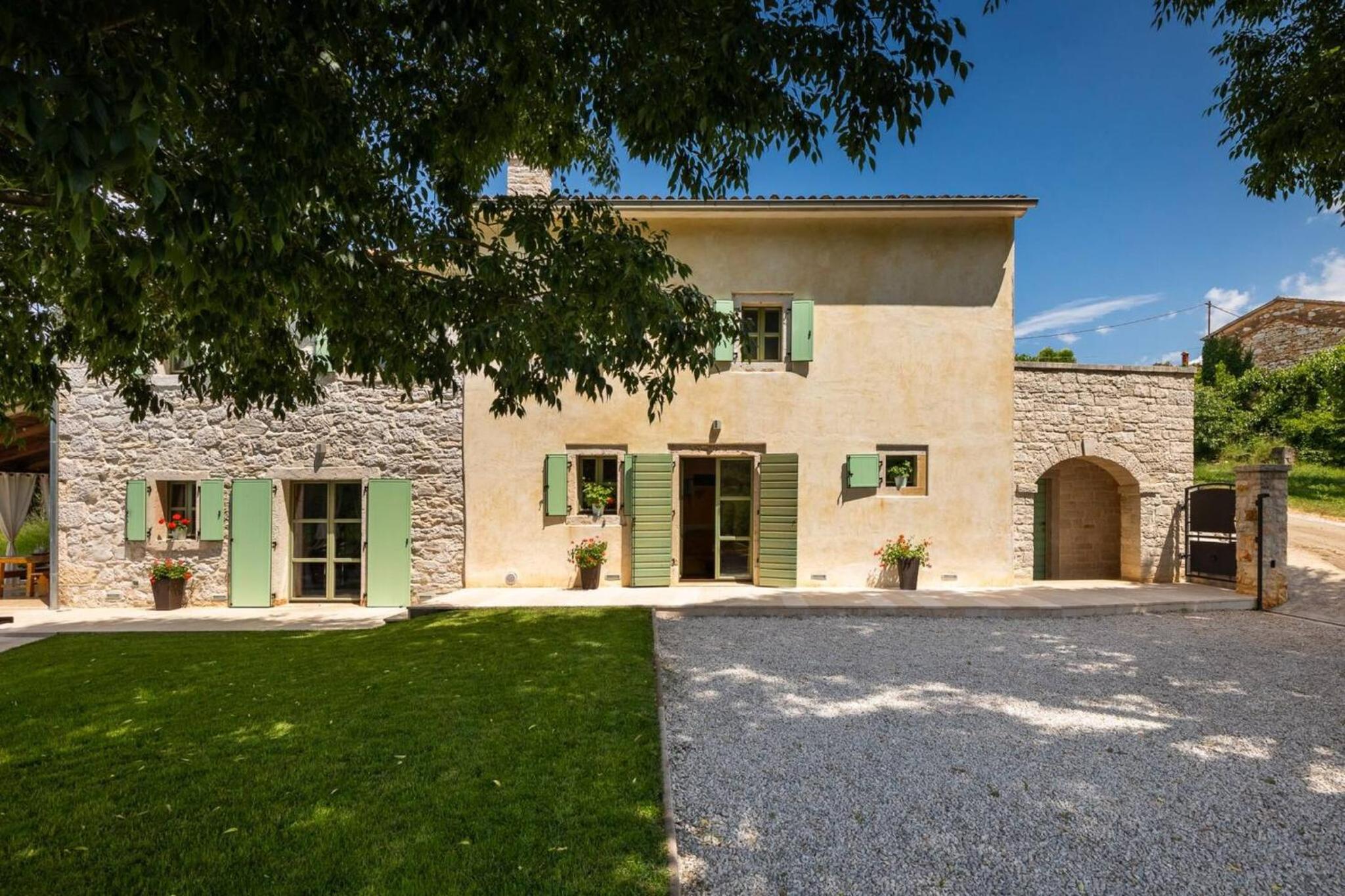 Rustic villa Zvonar with pool in Motovun view 3