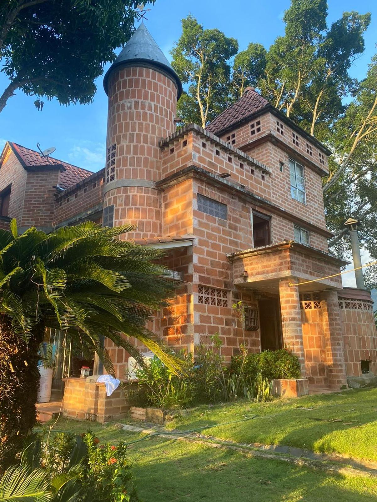 Finca con forma de castillo y piscina en Sopetrán