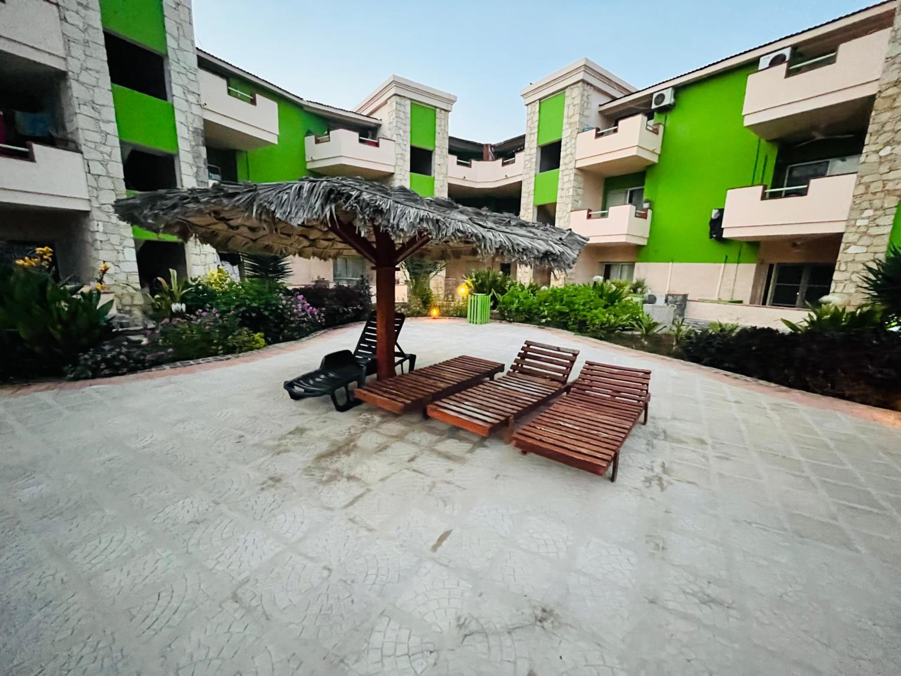 Cozy Apartment with Pool, near Beach and Center