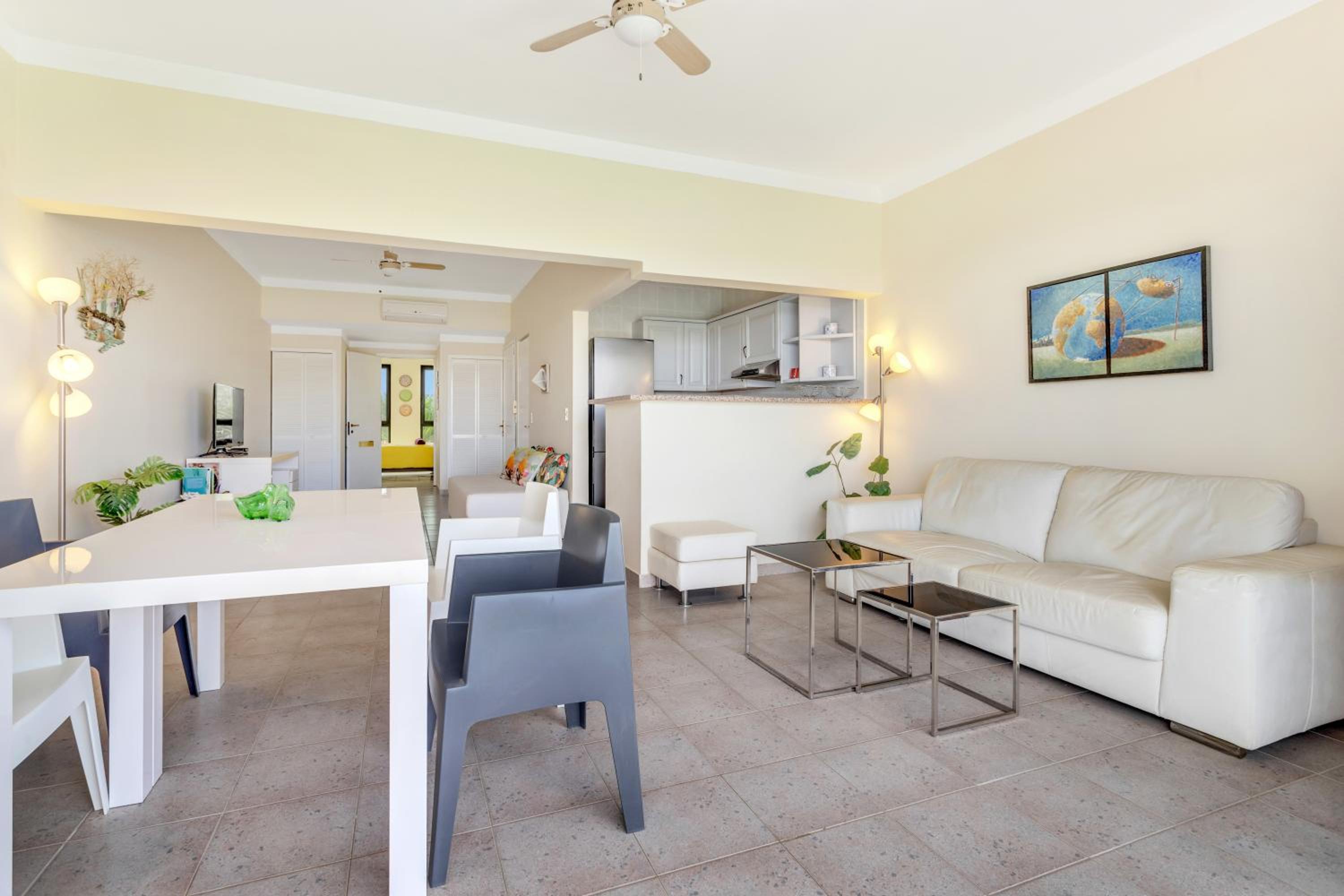 Caribbean Court, Harbor View Apartment