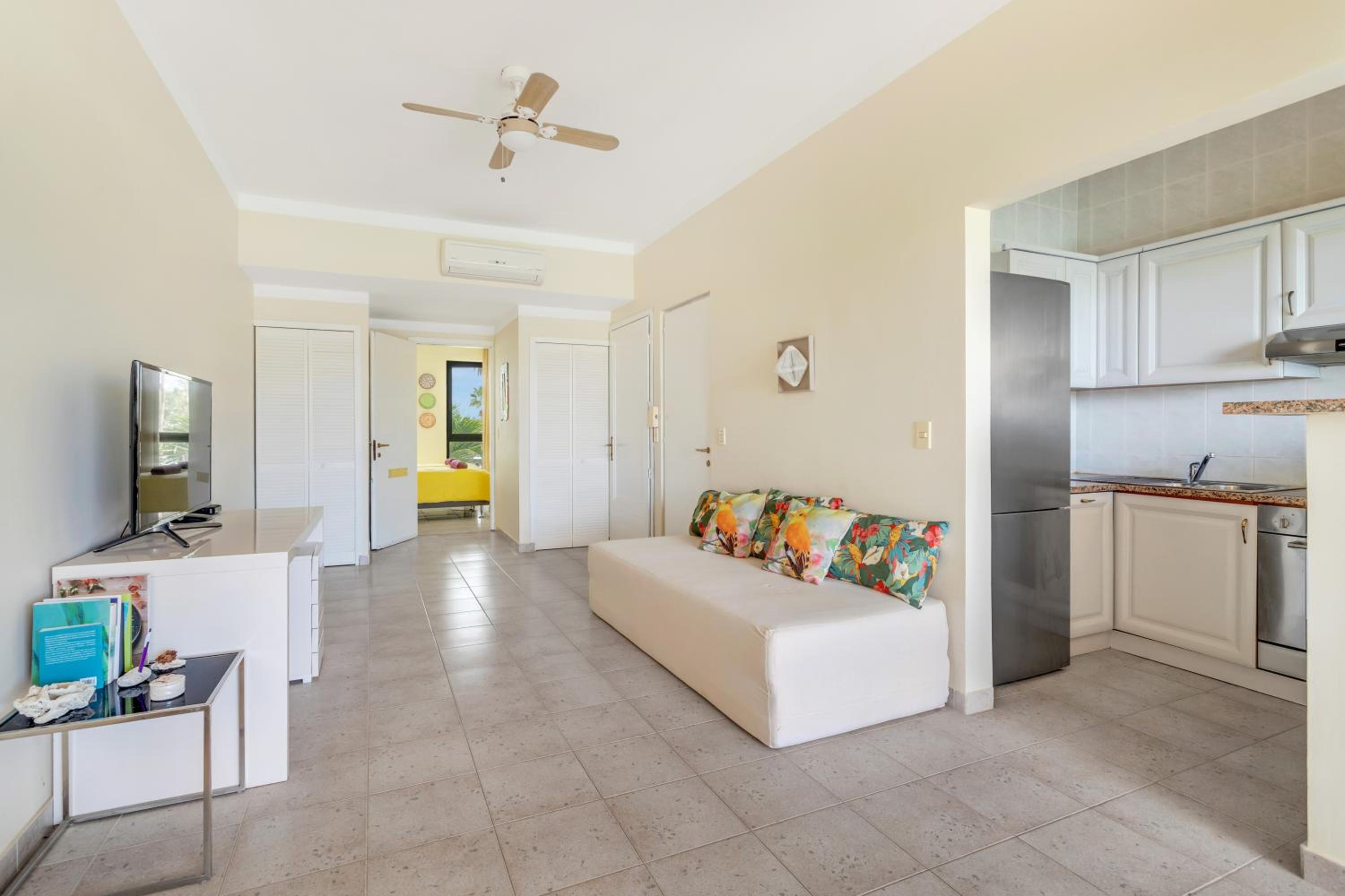 Caribbean Court, Harbor View Apartment