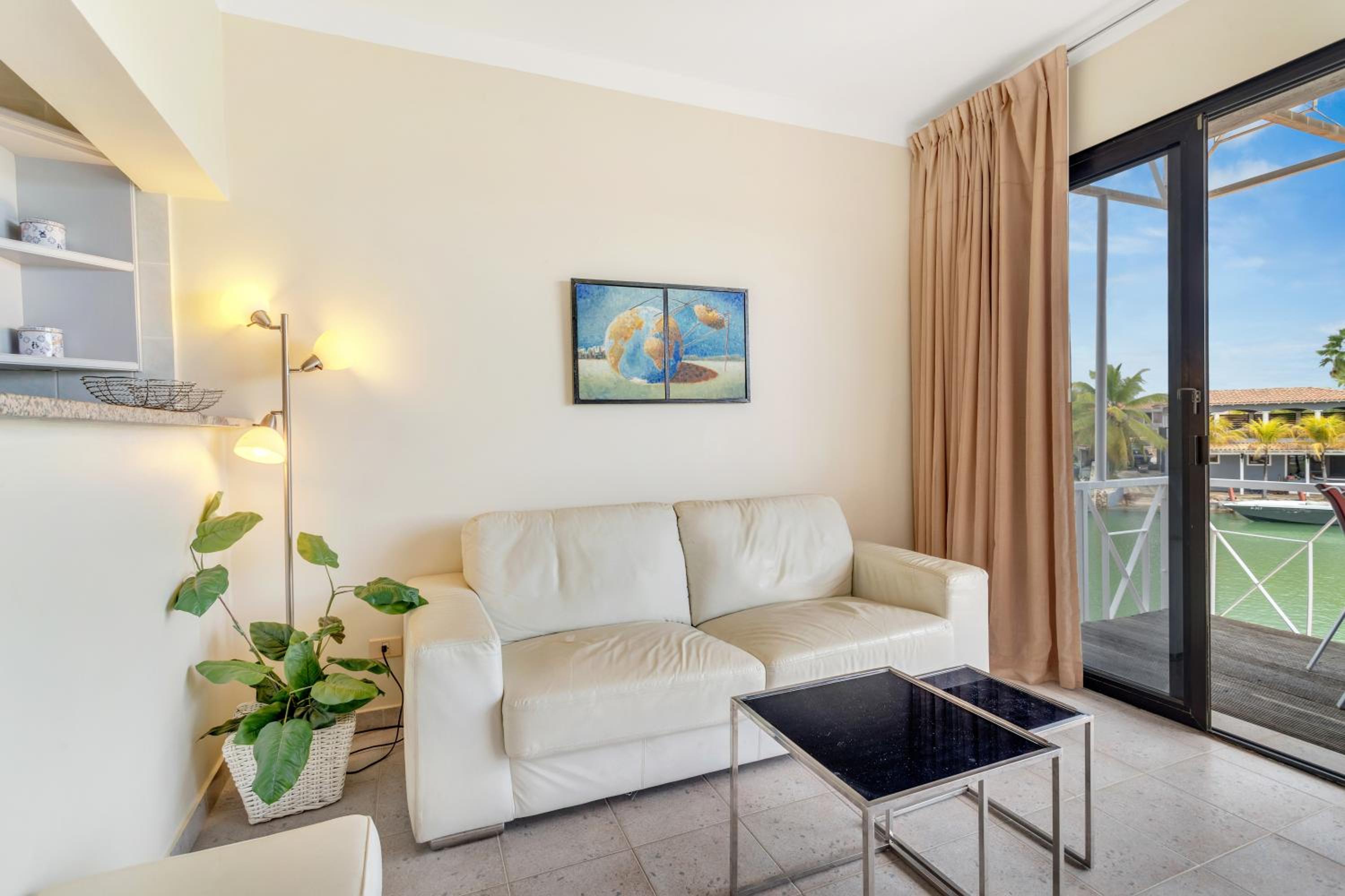 Caribbean Court, Harbor View Apartment