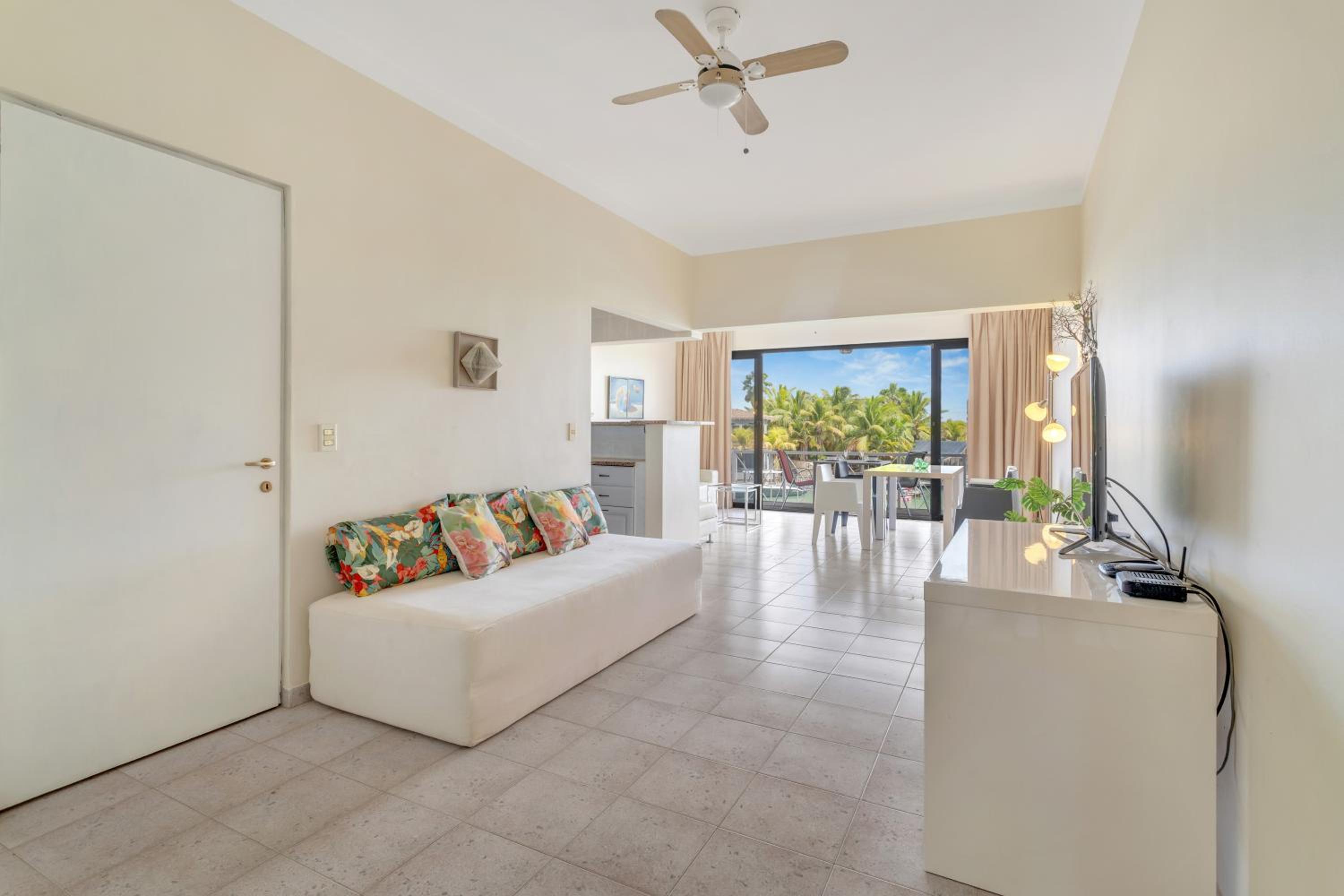 Caribbean Court, Harbor View Apartment
