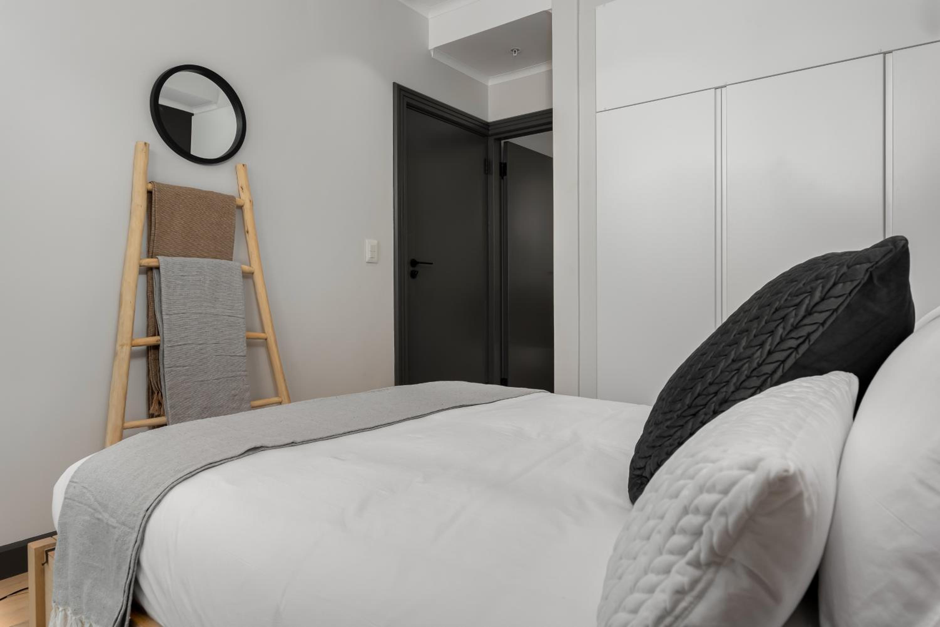 Luxury Green Point Apartment with Backup Power view 4