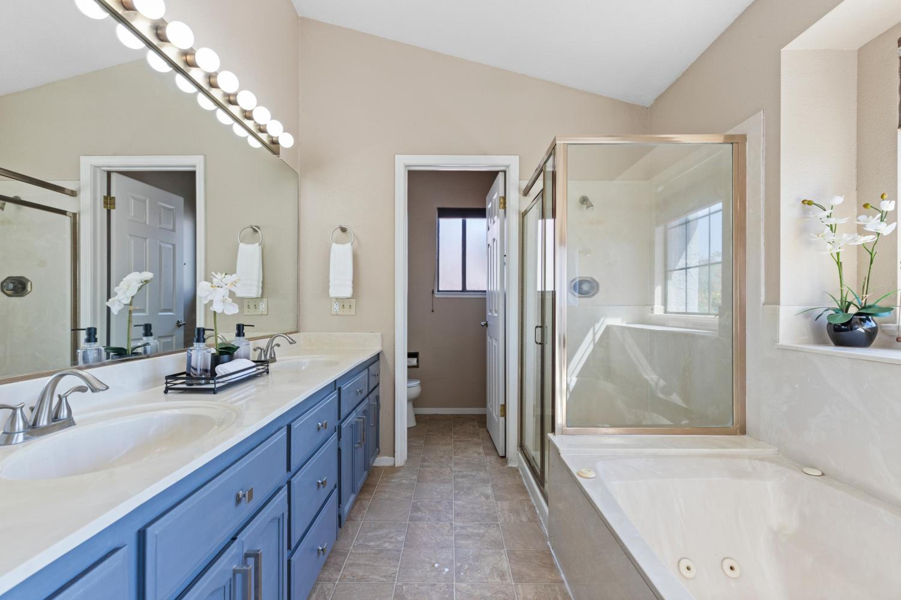 Spacious Home w/Pool Near Campus