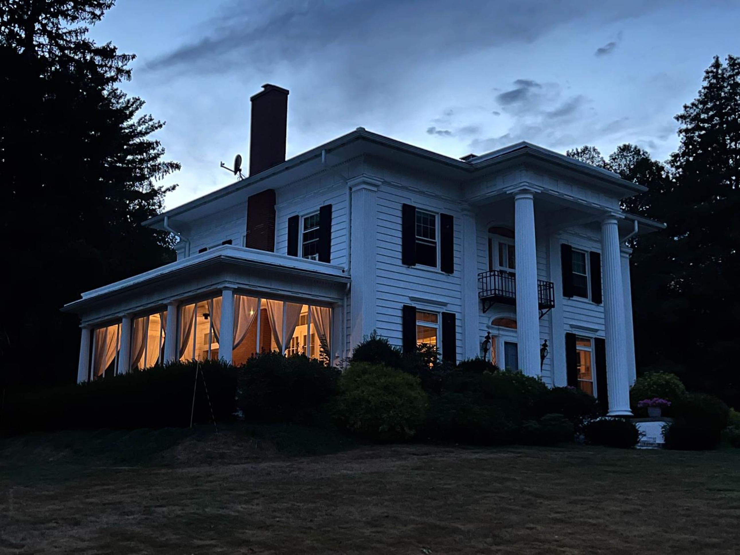 Entertainer's Luxury Retreat view 3