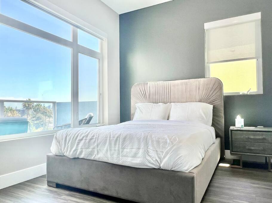 Designer Hollywood Penthouse with Private Balcony on Sunset