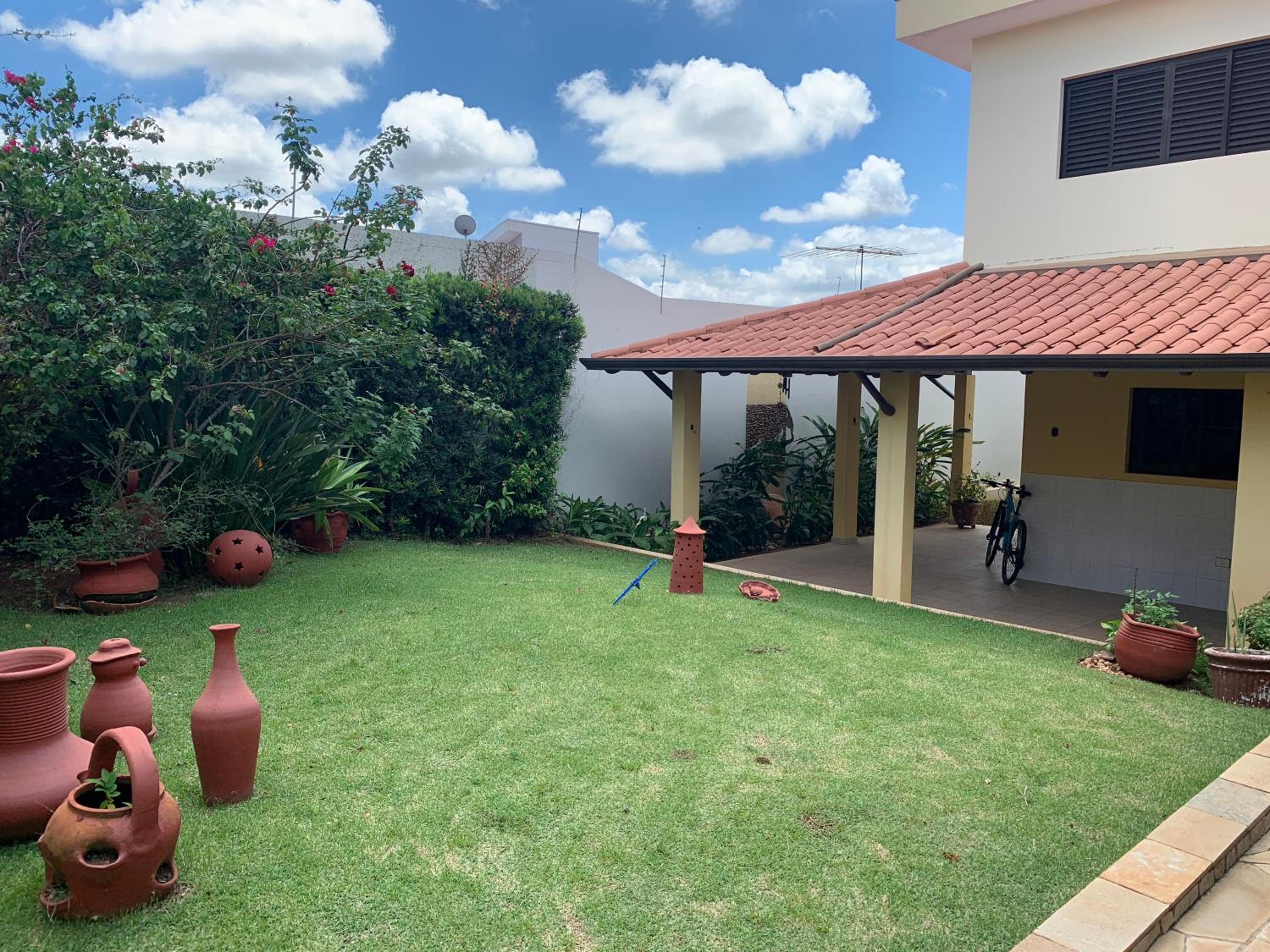 Excelente propriedade com belo jardim!
