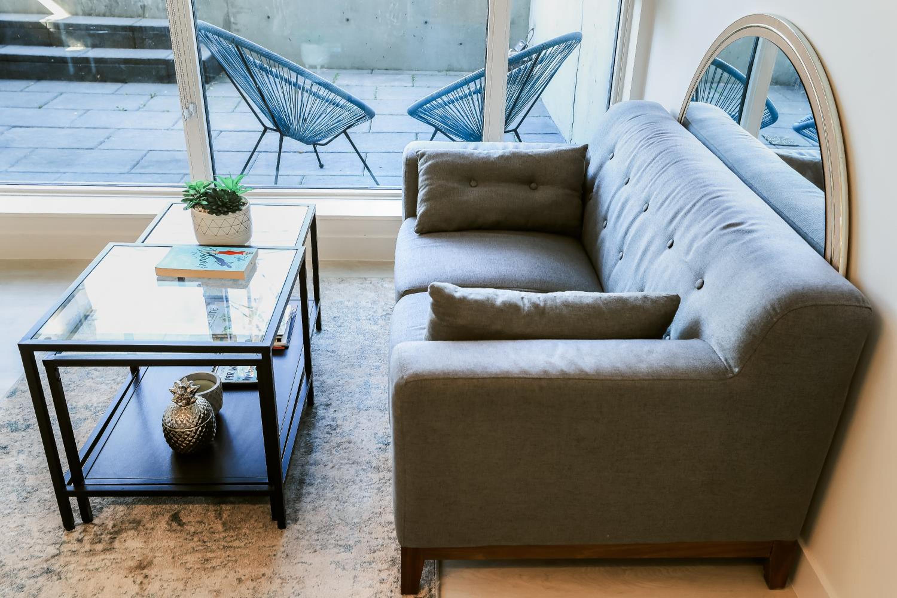 Vibrant & Modern Loft-style Walkout Near LRT