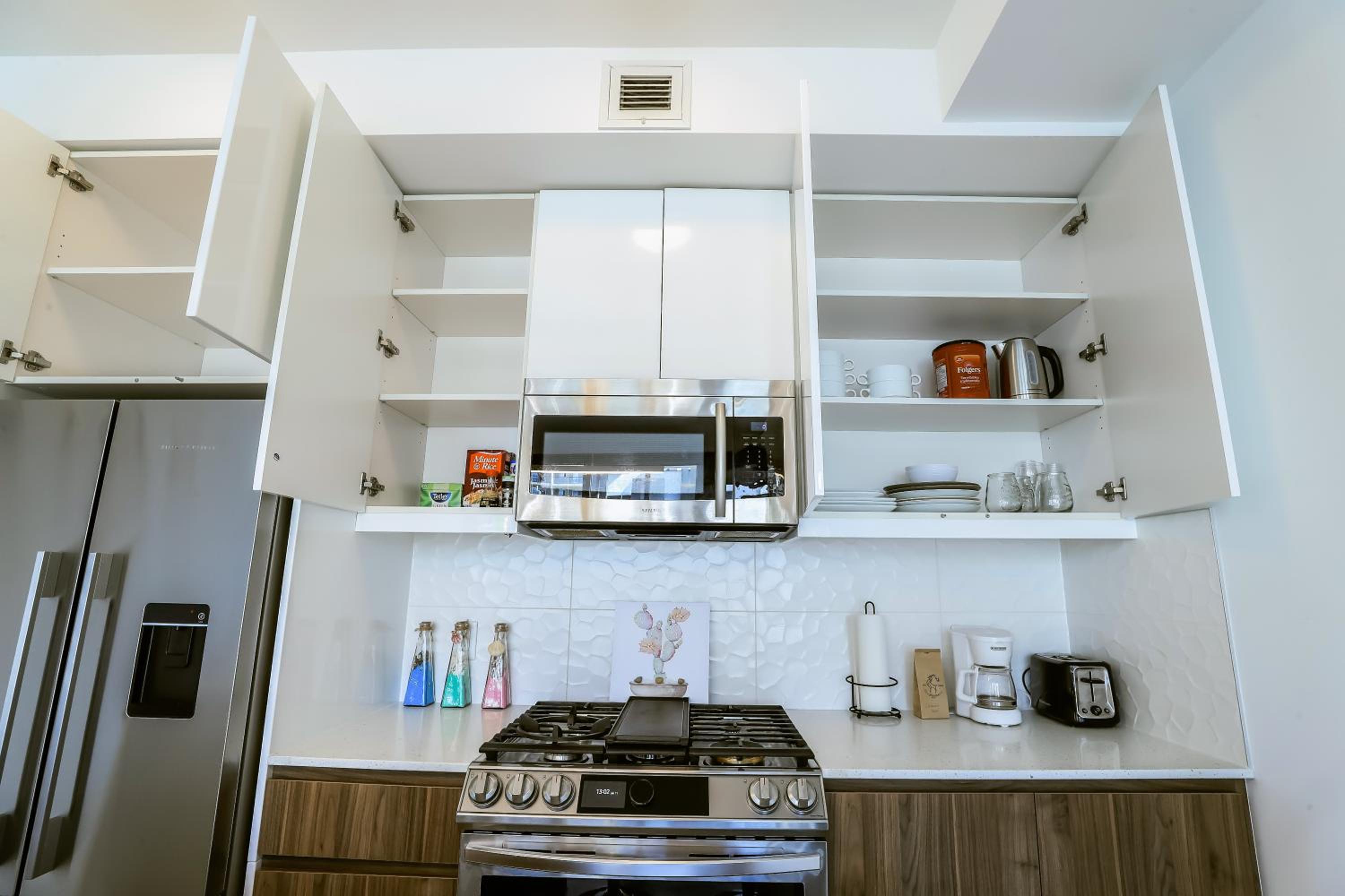 Vibrant & Modern Loft-style Walkout Near LRT
