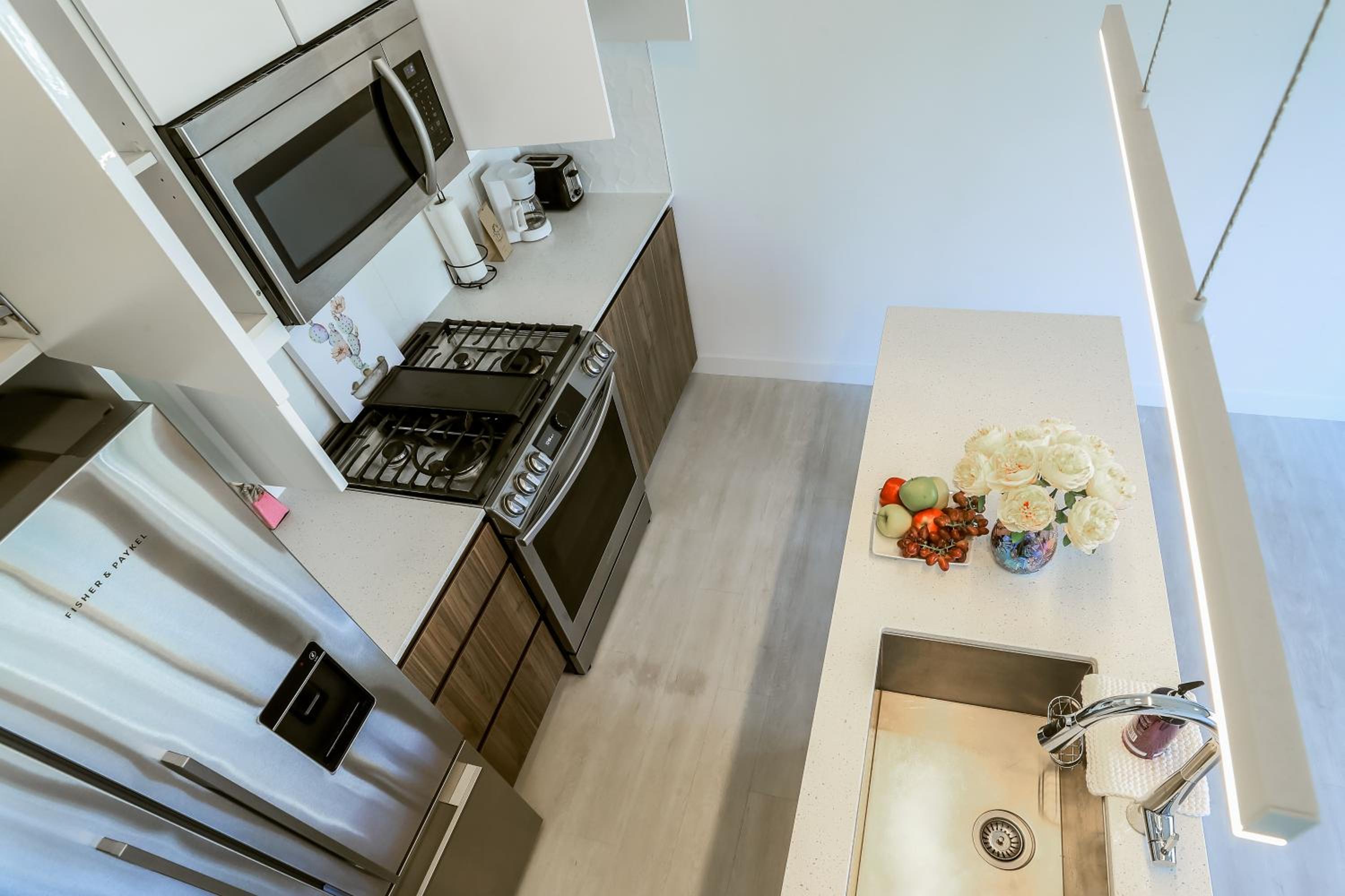 Vibrant & Modern Loft-style Walkout Near LRT