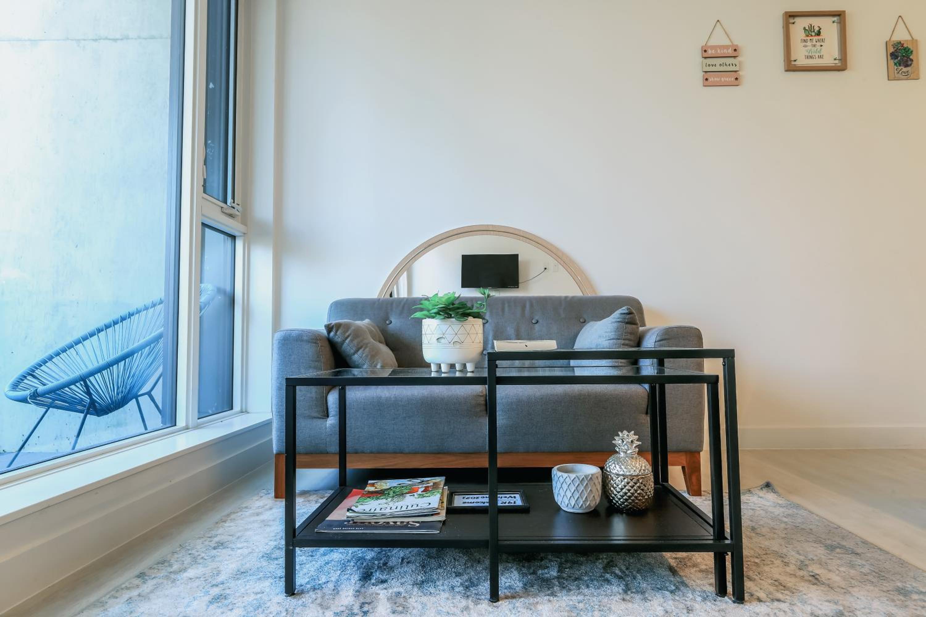 Vibrant & Modern Loft-style Walkout Near LRT