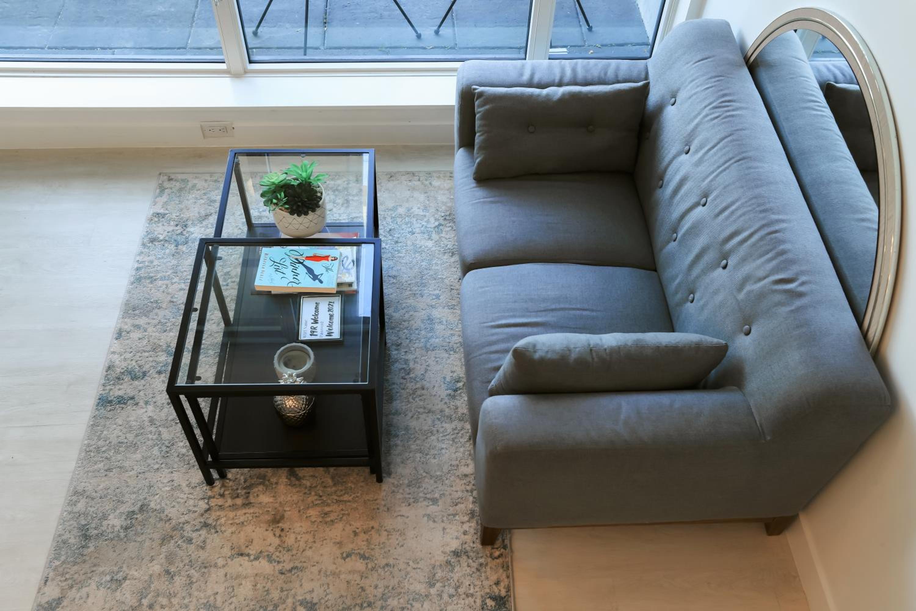 Vibrant & Modern Loft-style Walkout Near LRT