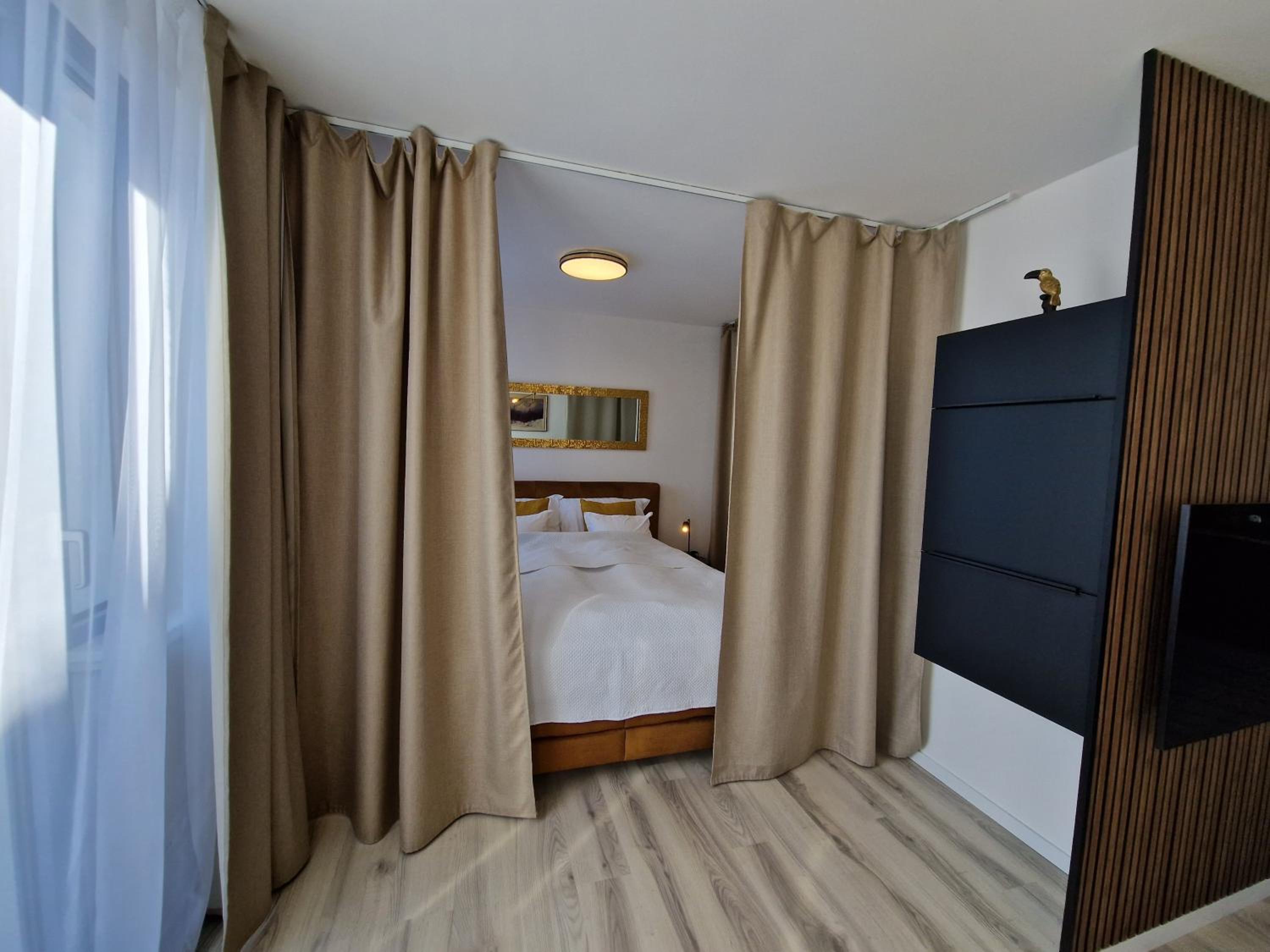 7thHeaven centre suite FREE PARKING in the building