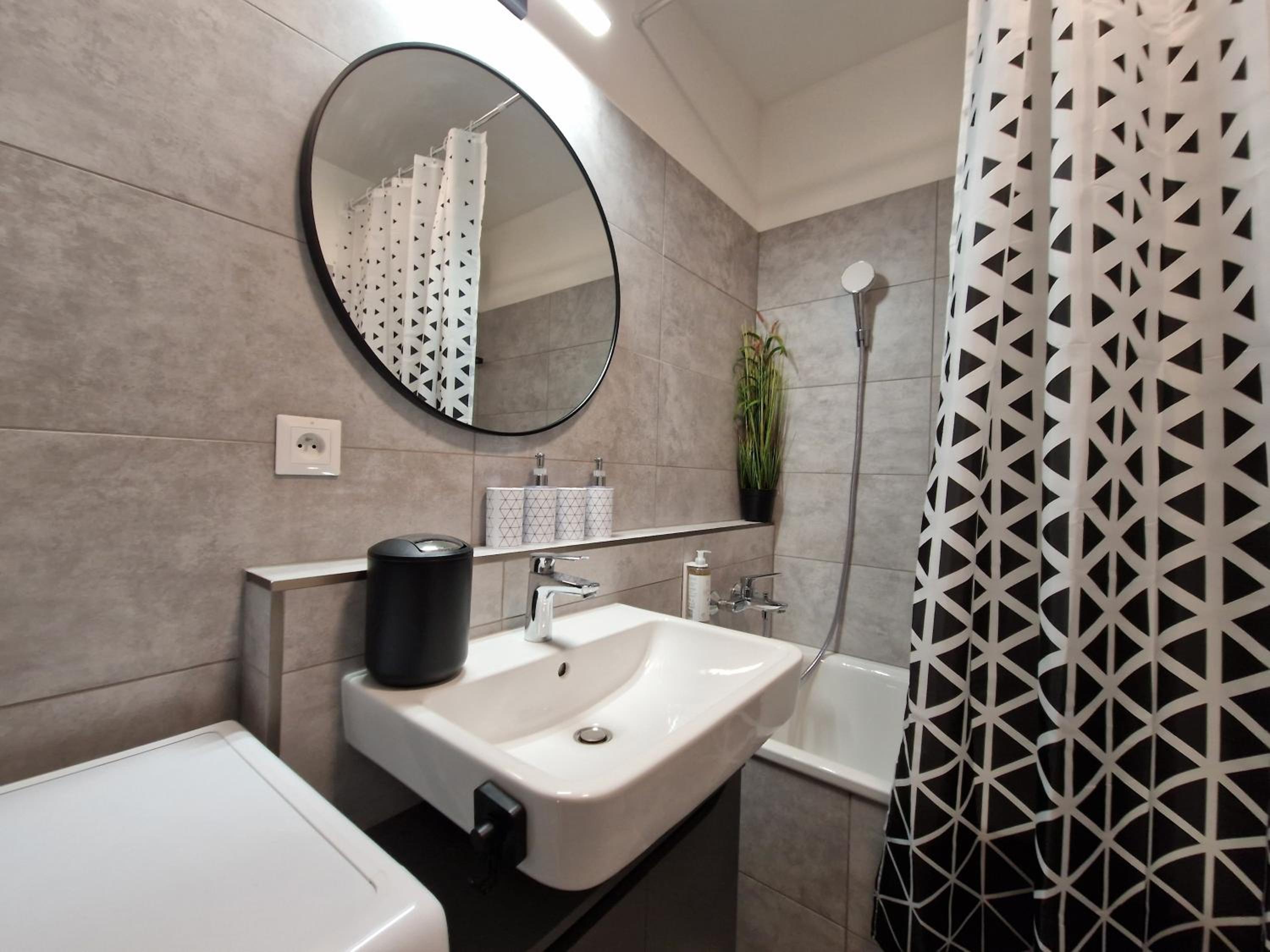 7thHeaven centre suite FREE PARKING in the building