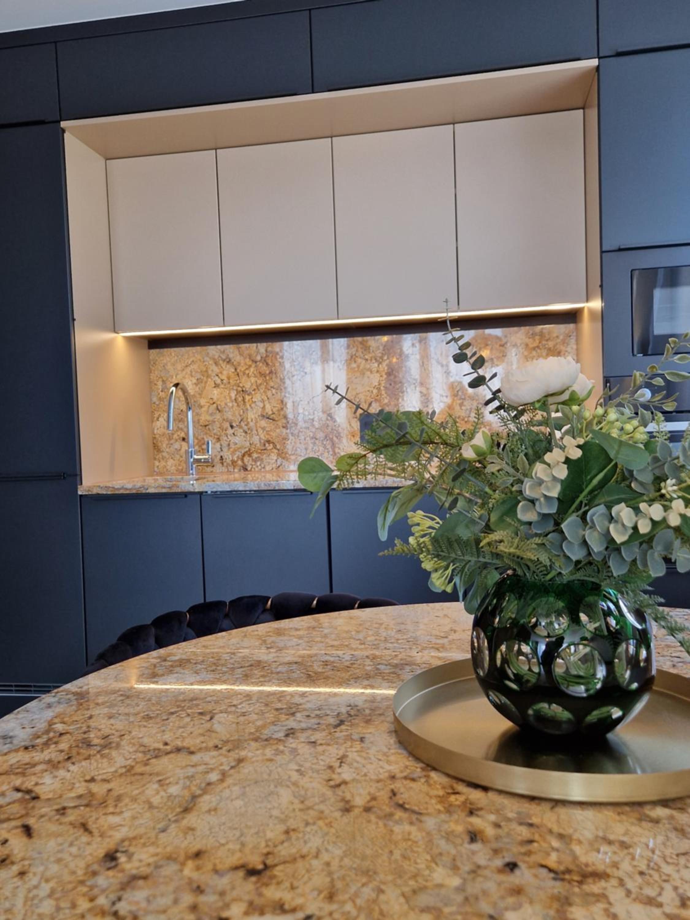 7thHeaven centre suite FREE PARKING in the building