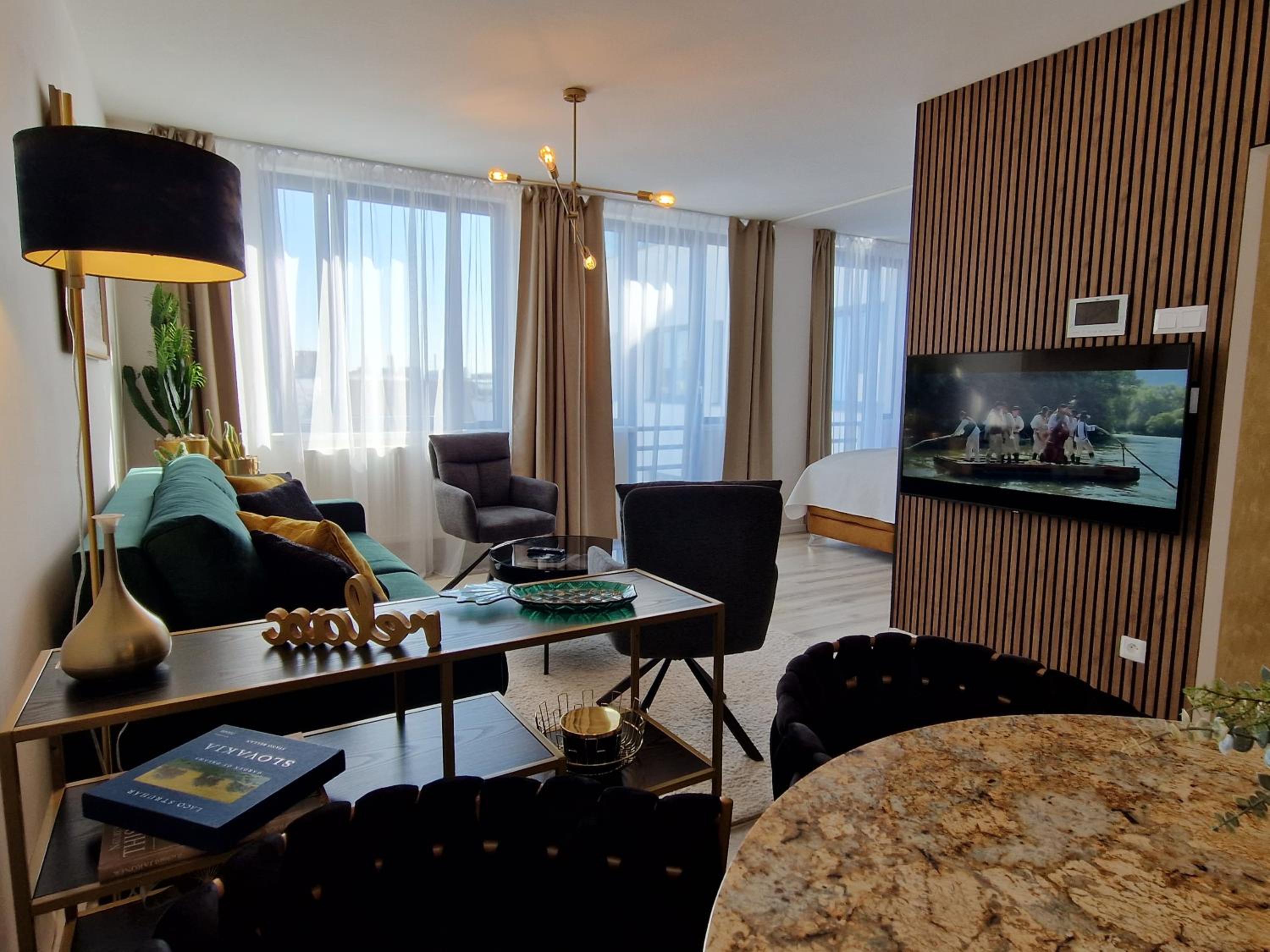 7thHeaven centre suite FREE PARKING in the building