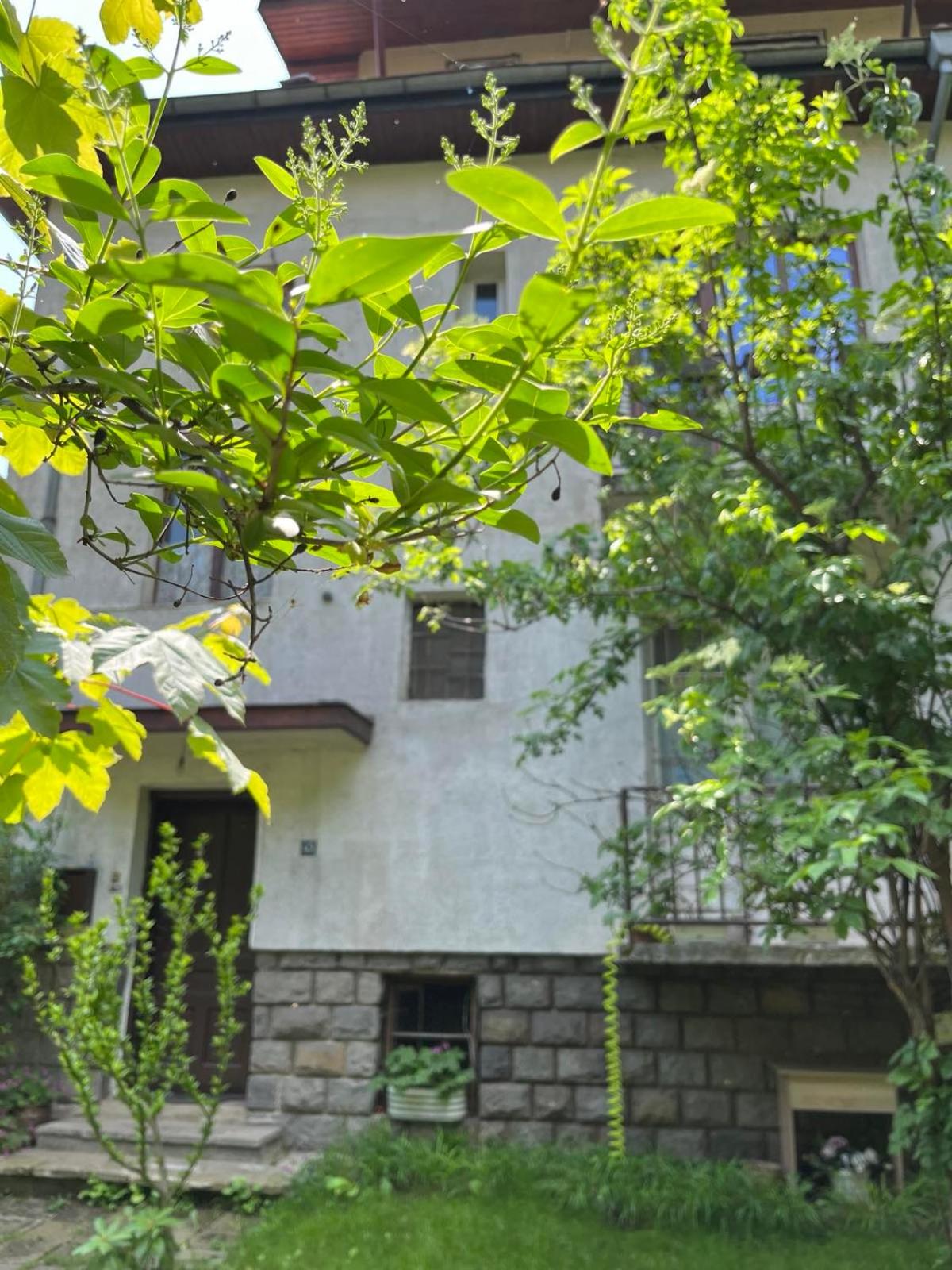 River's house, free parking!