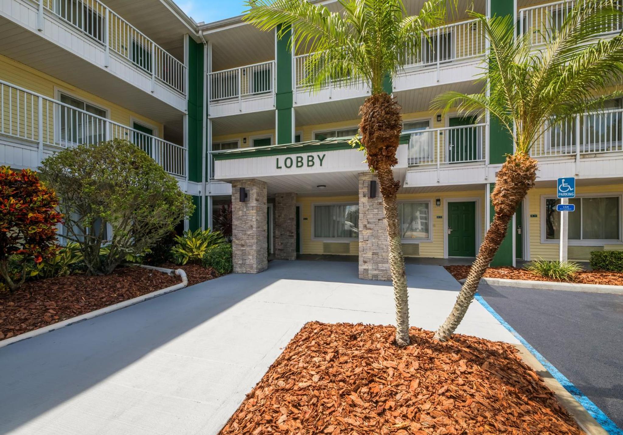 HomeTowne Studios by Red Roof Orlando - UCF Area