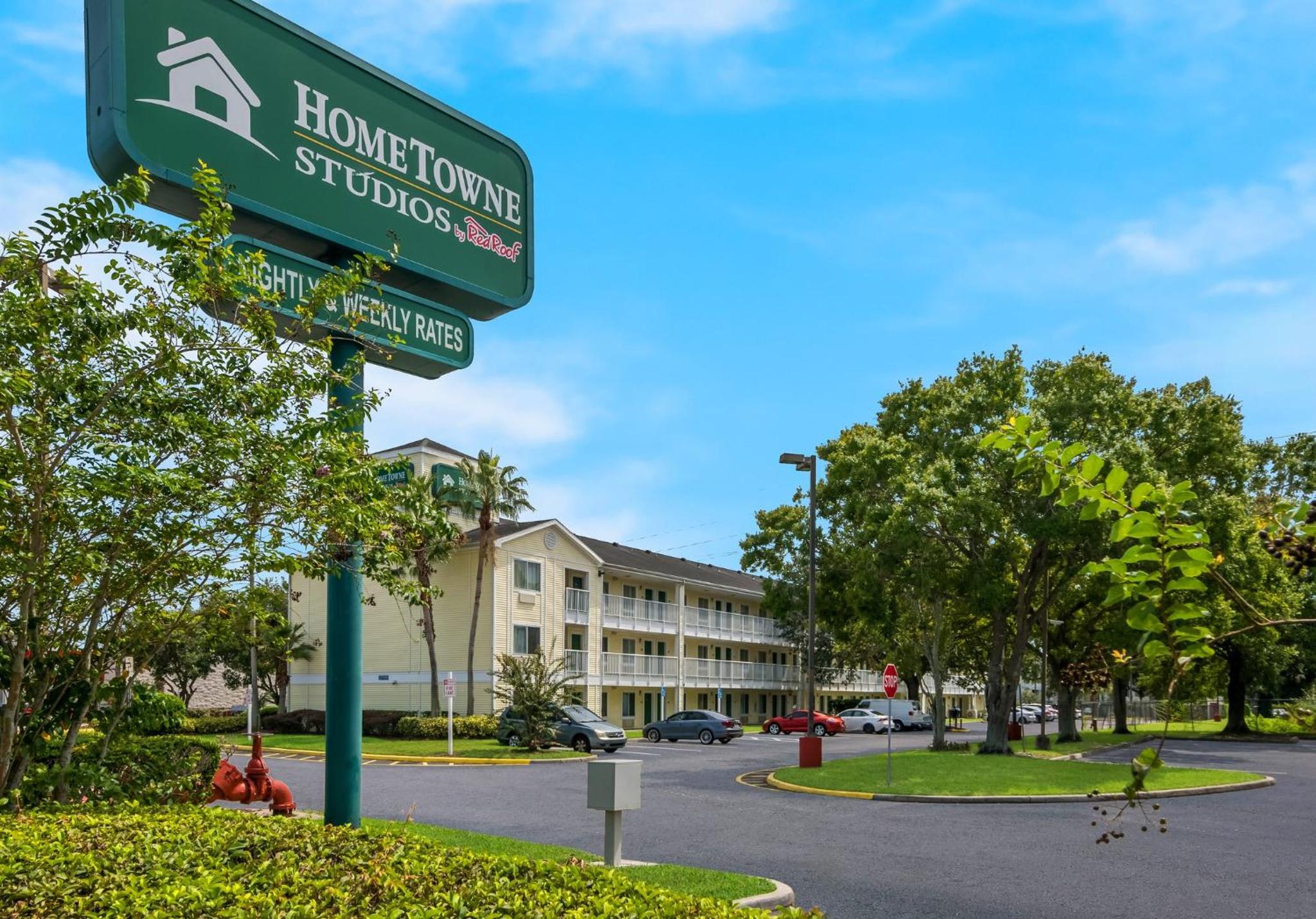 HomeTowne Studios by Red Roof Orlando - UCF Area