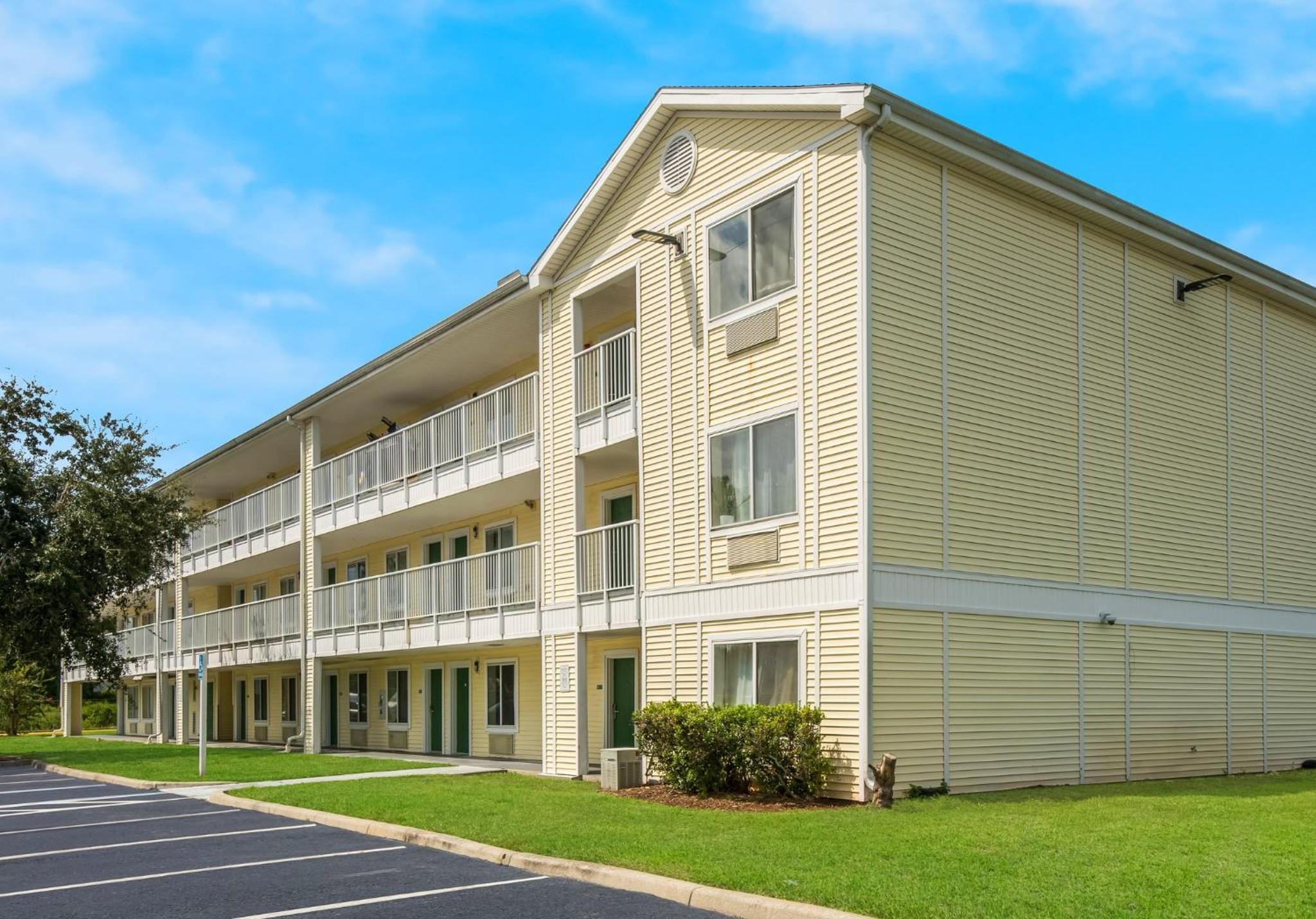 HomeTowne Studios by Red Roof Orlando - UCF Area