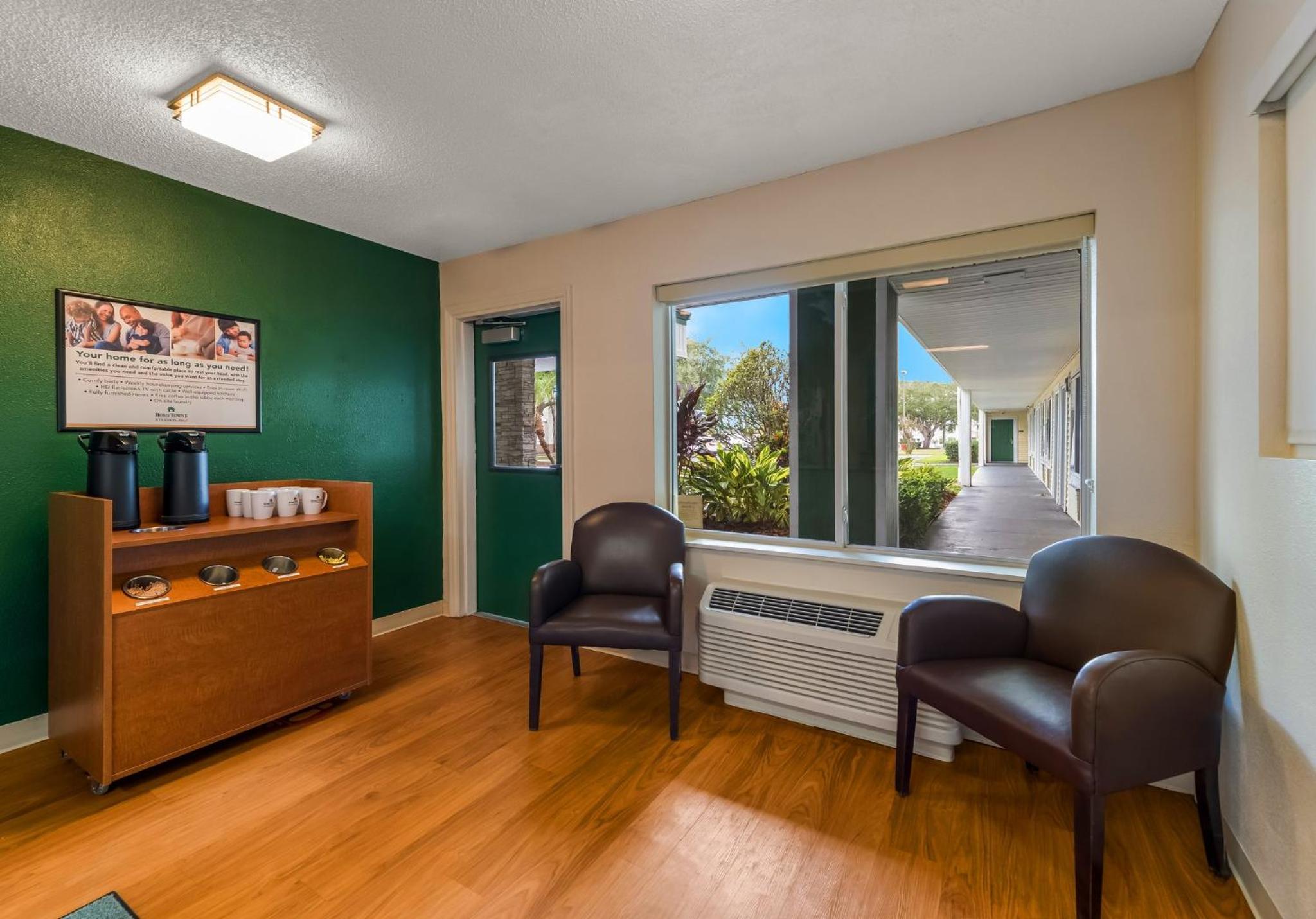 HomeTowne Studios by Red Roof Orlando - UCF Area