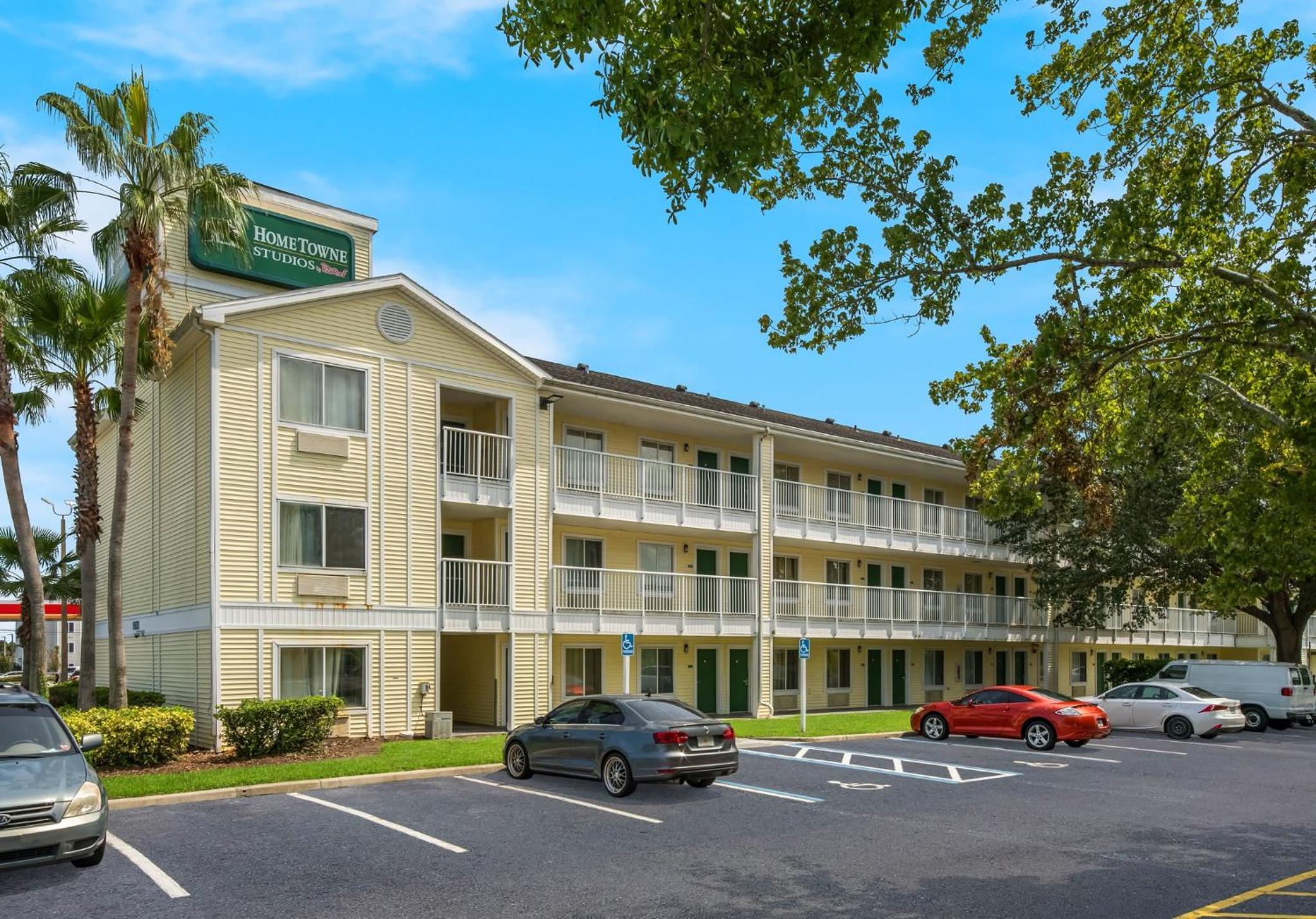 HomeTowne Studios by Red Roof Orlando - UCF Area