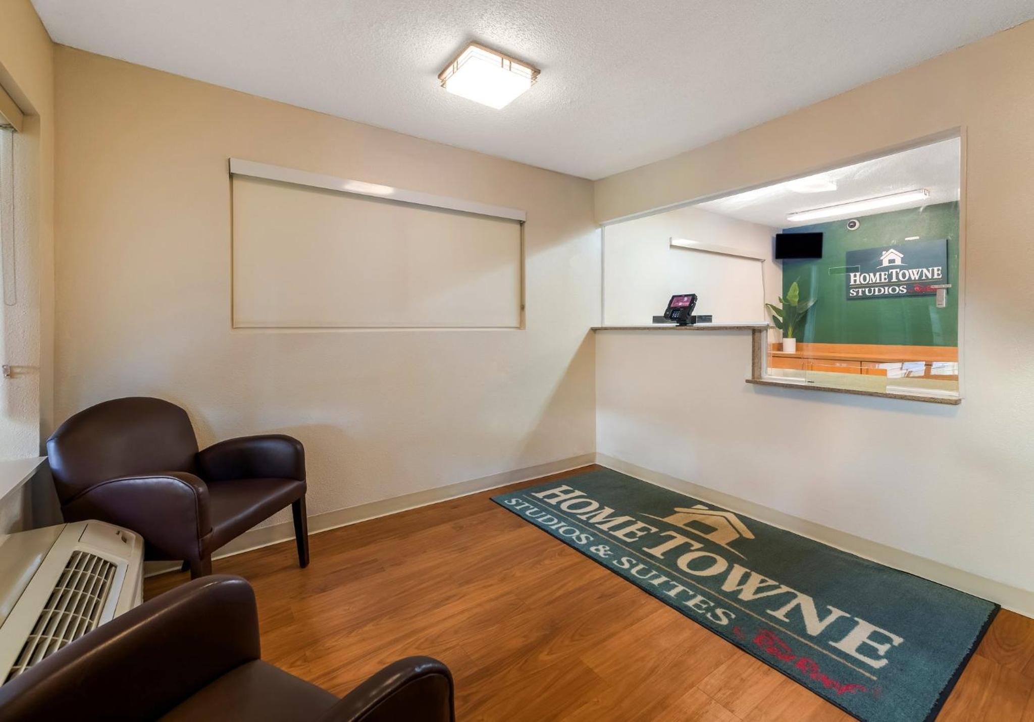 HomeTowne Studios by Red Roof Orlando - UCF Area