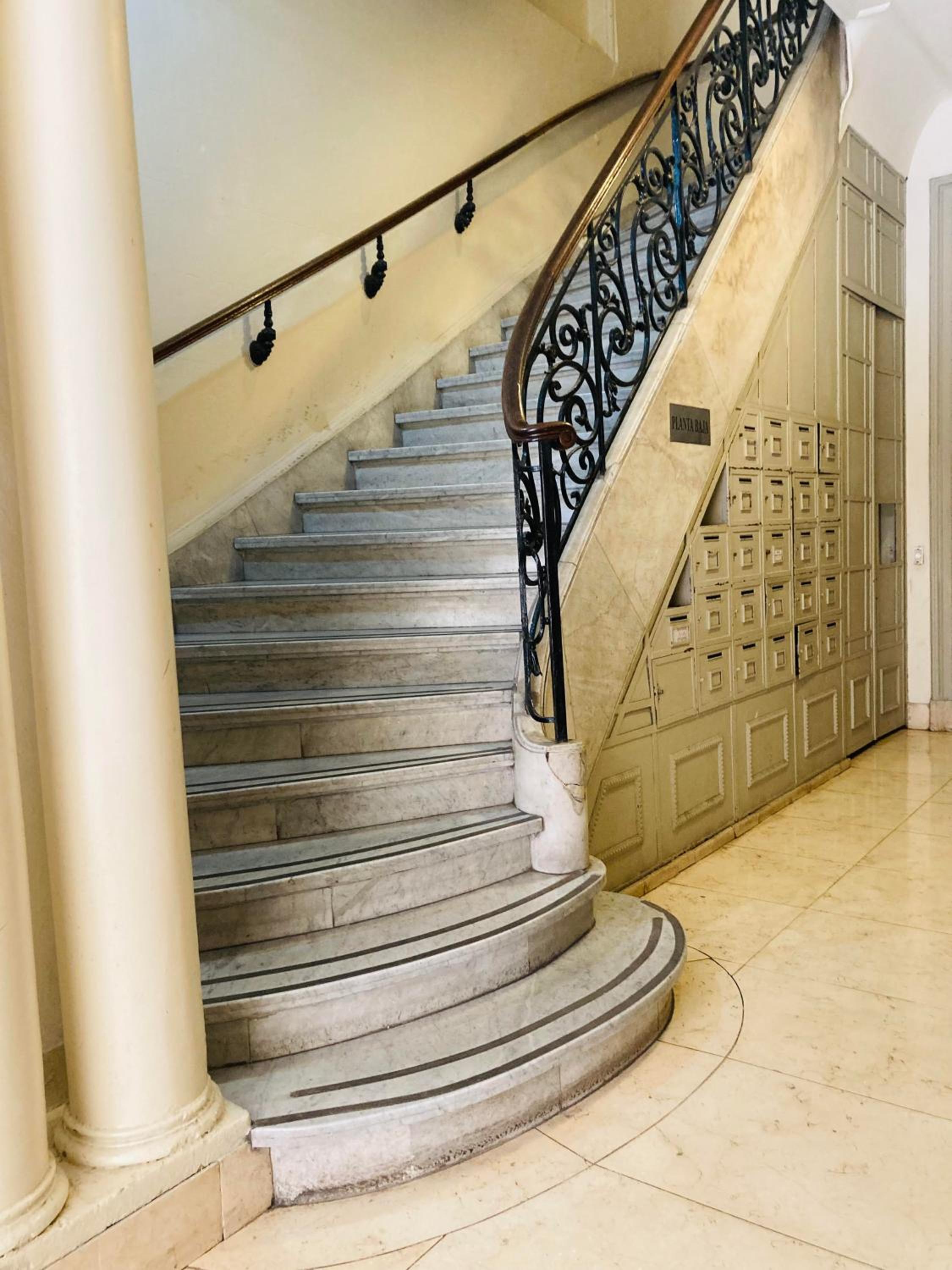 Spacious 2BR Historic Apartment Executive Ready Fast WiFi