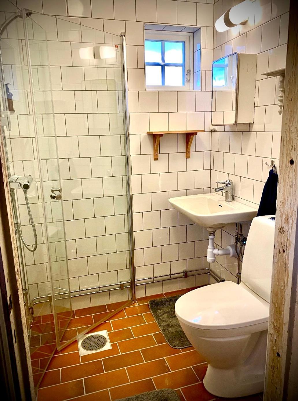 Stuga på hästgård med sjöutsikt view 3