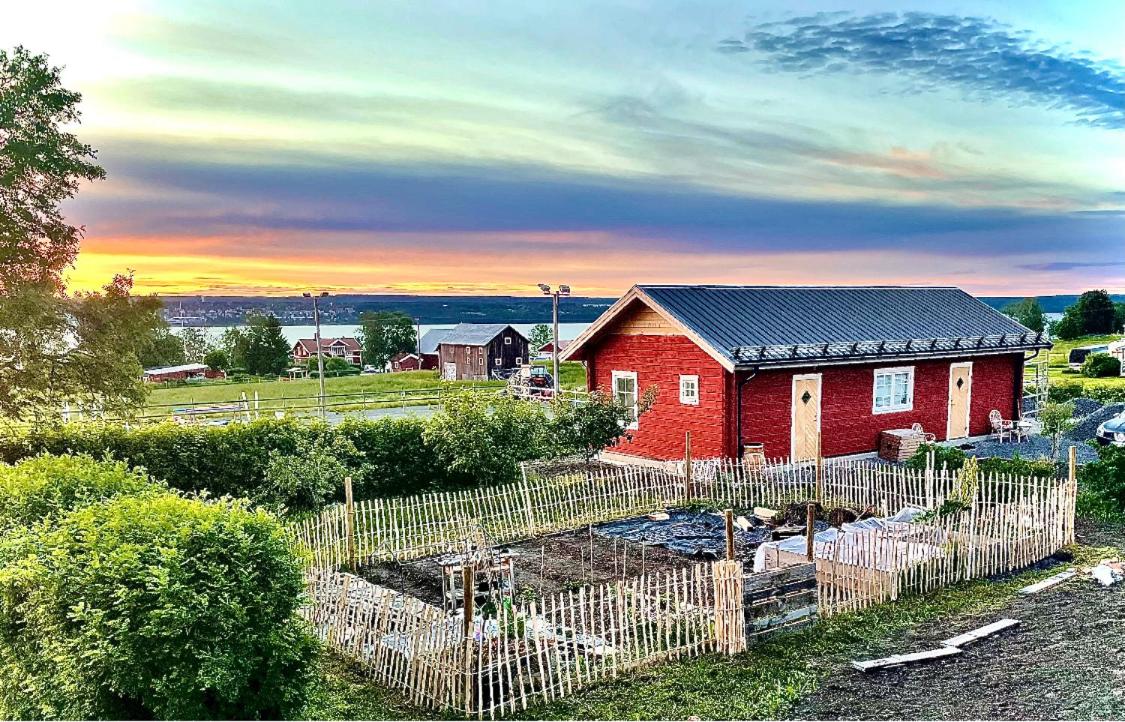 Stuga på hästgård med sjöutsikt view 4