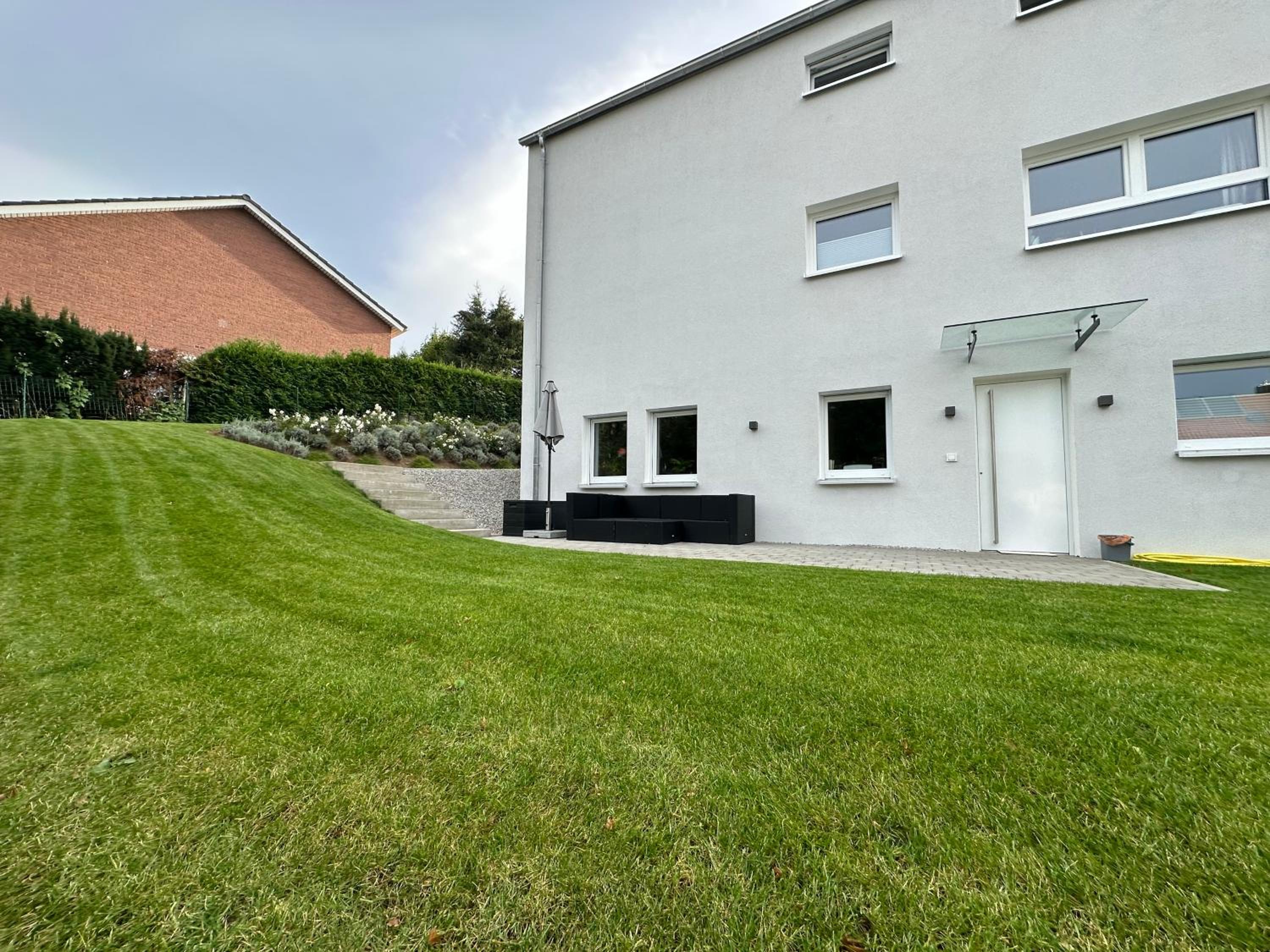 Modernes Apartment mit eigener Terrasse & Garten view 2
