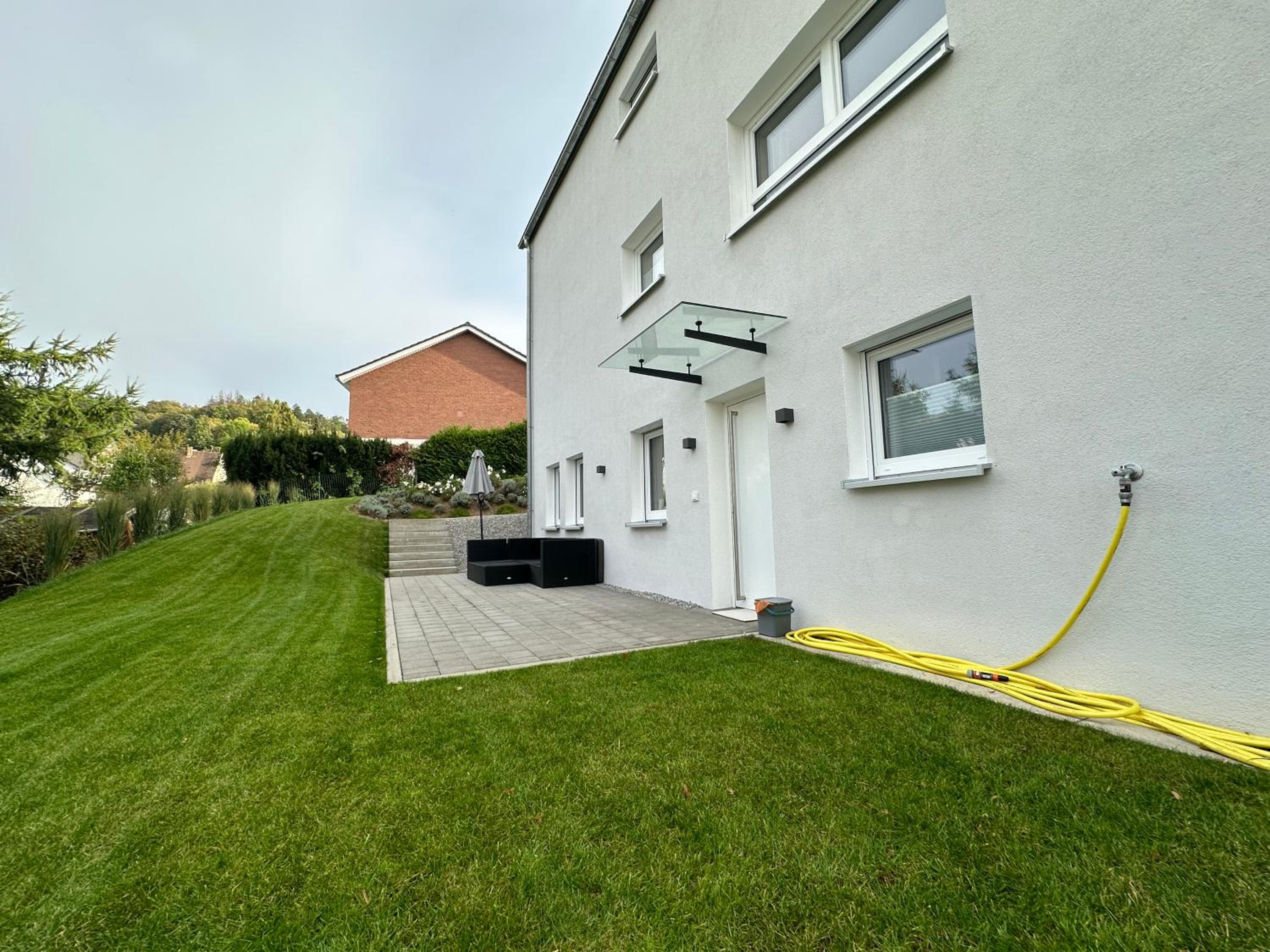 Modernes Apartment mit eigener Terrasse & Garten view 3