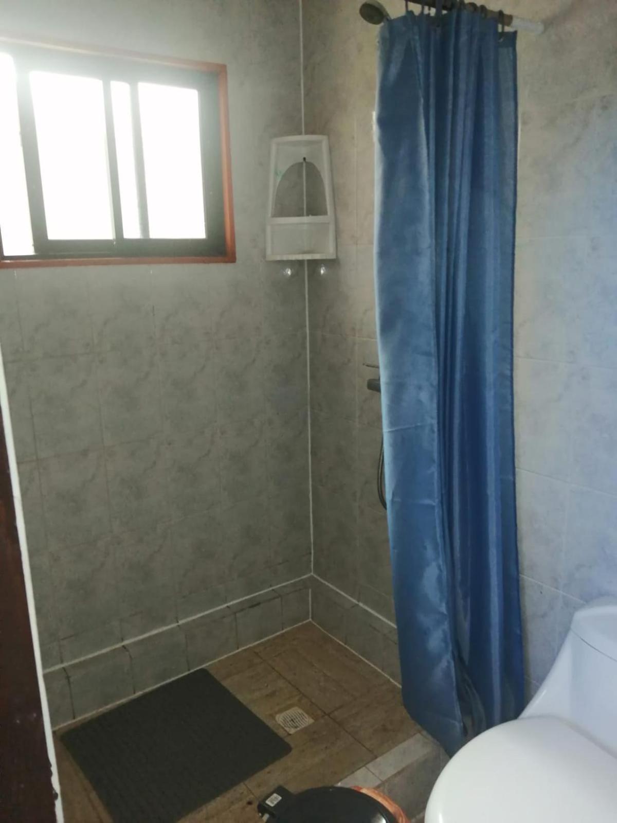 Casa equipada para 9 personas a 5 minutos del centro y la playa principal y 15 minutos de punta de lobos