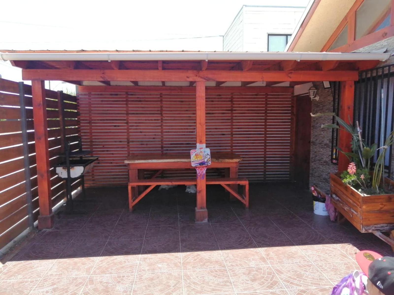 Casa equipada para 9 personas a 5 minutos del centro y la playa principal y 15 minutos de punta de lobos