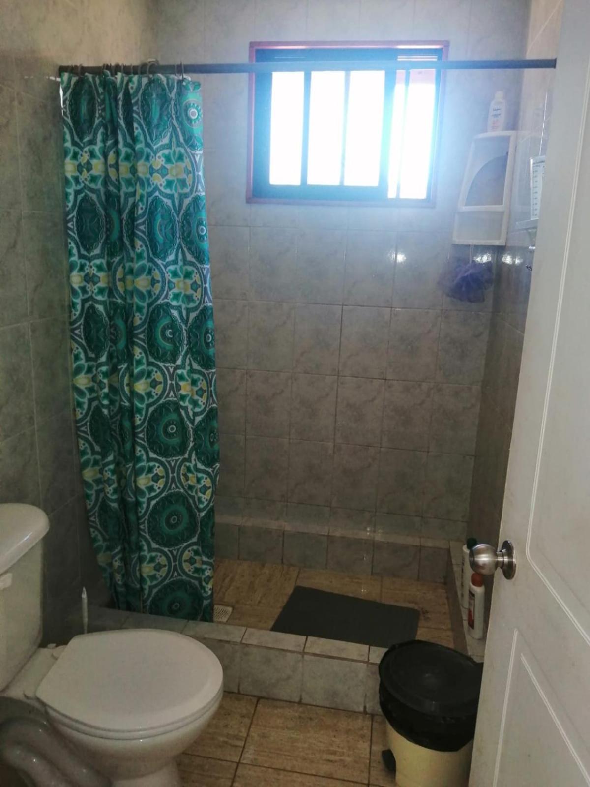 Casa equipada para 9 personas a 5 minutos del centro y la playa principal y 15 minutos de punta de lobos