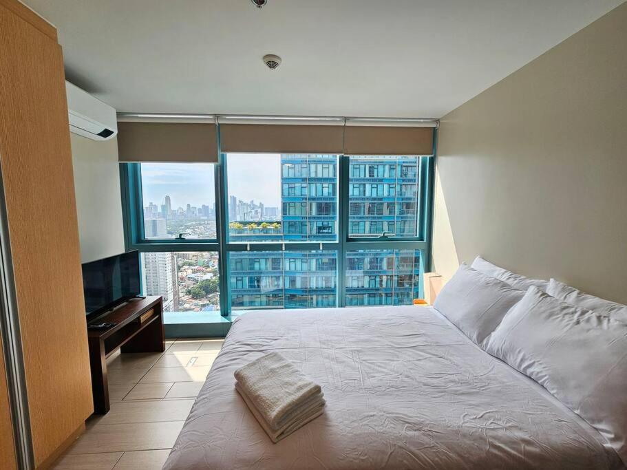 One Uptown in BGC Chic & Trendy 1BR 200mbps fiber view 2