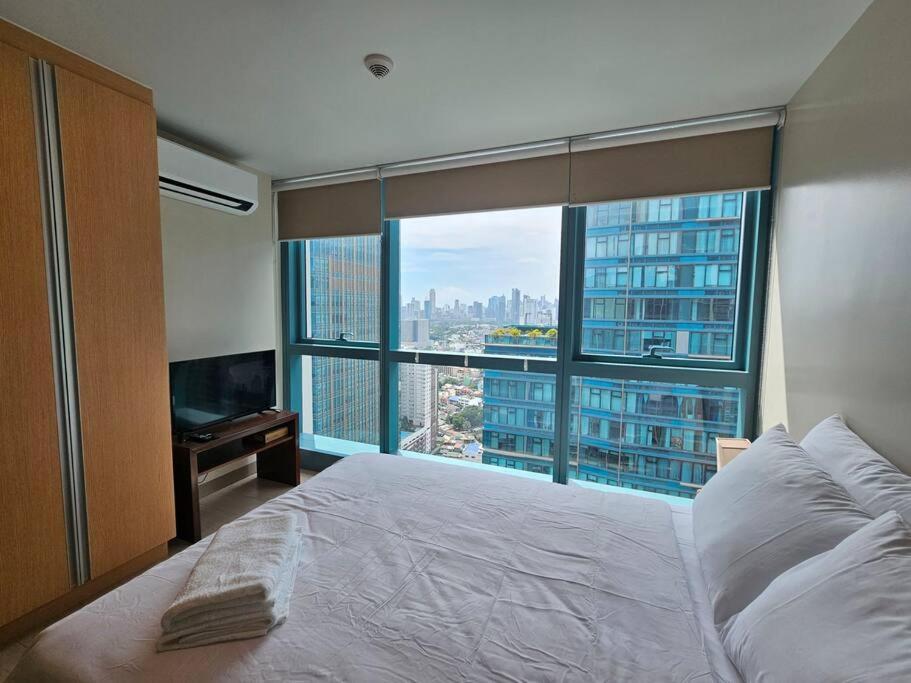 One Uptown in BGC Chic & Trendy 1BR 200mbps fiber view 3