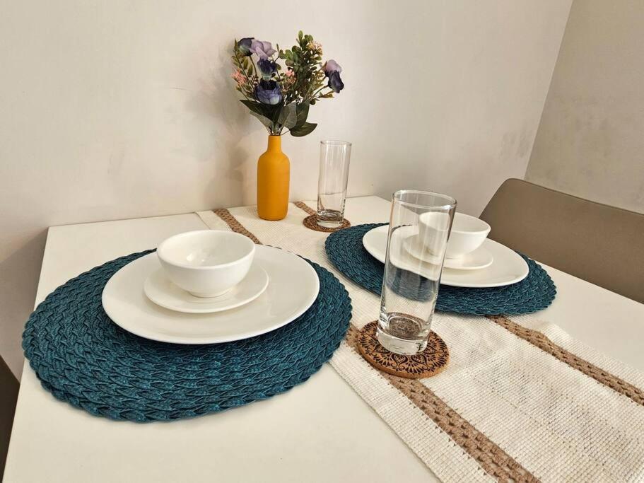 One Uptown in BGC Chic & Trendy 1BR 200mbps fiber view 4